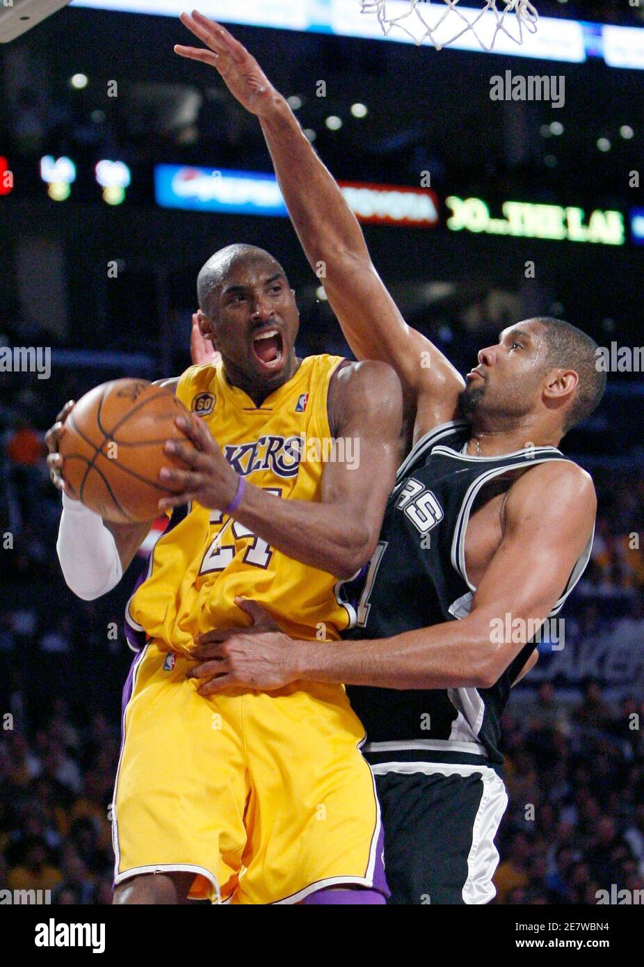 Los Angeles Lakers Kobe Bryant fährt unter dem Korb wie San Antonio Spurs Tim Duncan in Spiel 5 ihrer NBA Western Conference Finale Basketball-Playoff-Serie in Los Angeles, 29. Mai 2008 verteidigt.      REUTERS/Gus Ruelas (Vereinigte Staaten) Stockfoto