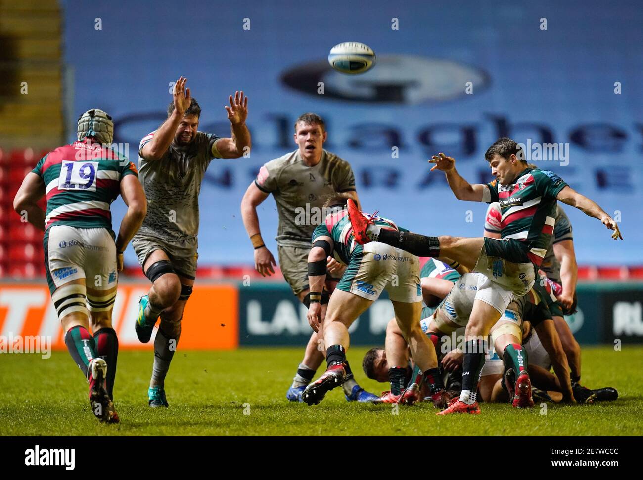 Sale Sharks No,8 Josh Beaumont versucht, eine zu berechnen Kick von Leicester Tigers Scrum-Half Richard Wigglesworth während eines Gallagher Premiership Runde Stockfoto