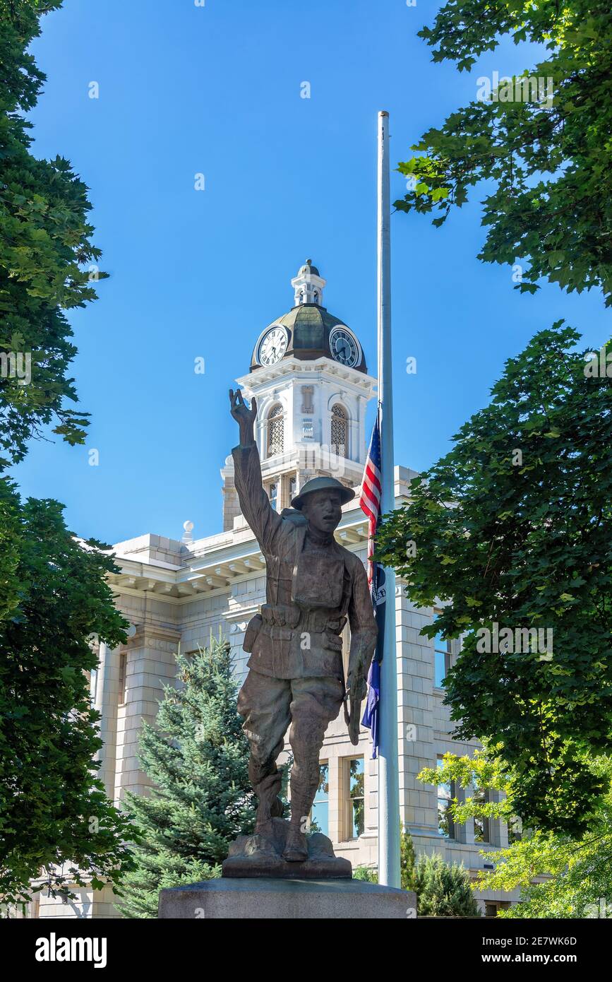 Soldatendenkmal vor dem Gerichtsgebäude in Missoula, Montana Stockfoto