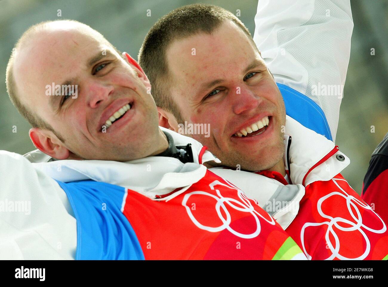 Philipp Schoch (R) der Schweiz feiert mit seinem Bruder Simon nach dem  Gewinn der Goldmedaille in der Männer Snowboard parallel-Riesenslalom  Wettbewerb bei der Torino 2006 Olympischen Winterspielen in Bardonecchia,  Italien, 22. Februar