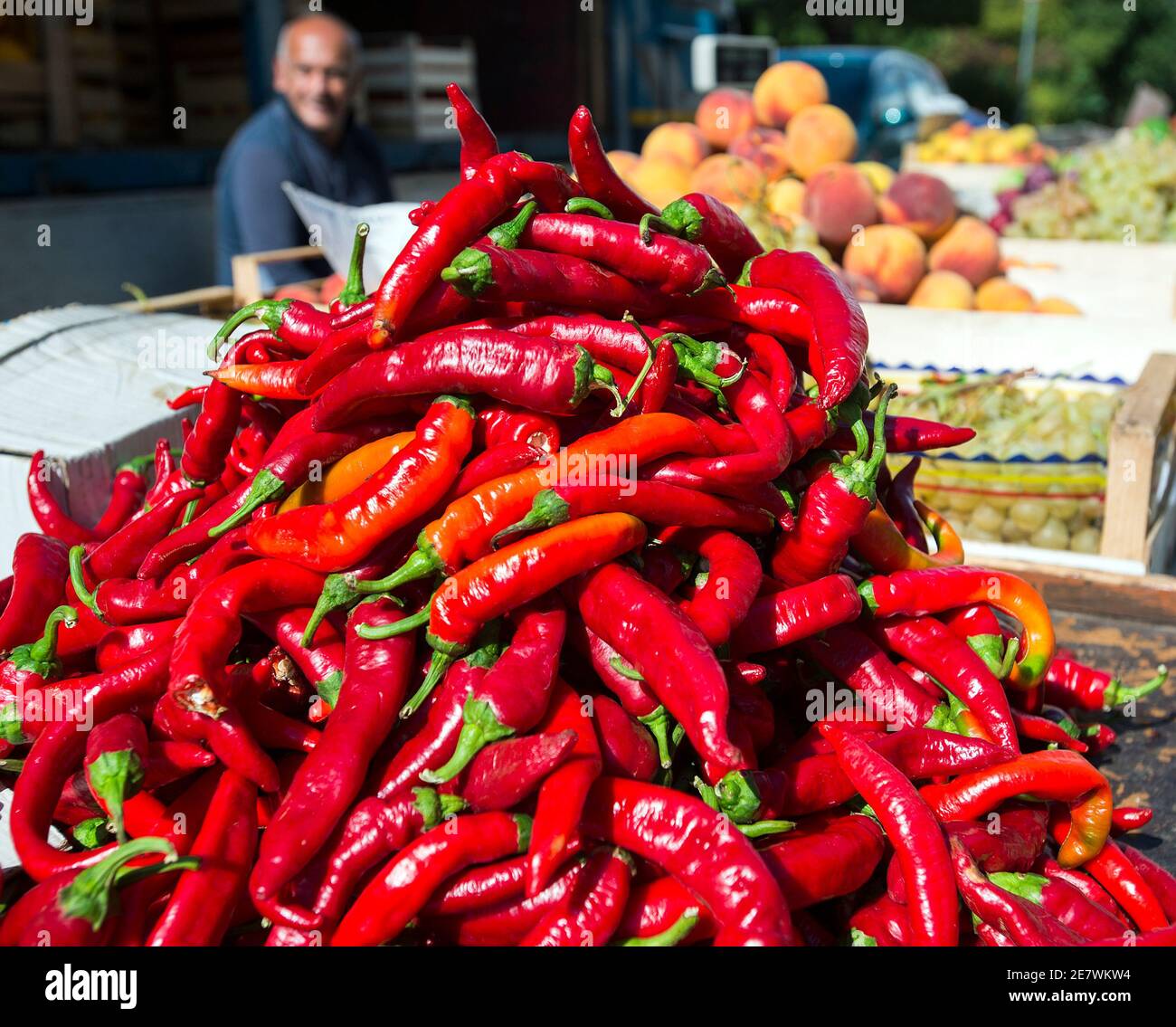 Rote Chilischoten zum Verkauf auf dem Markt, Villa Castelli, Apulien, Italien Stockfoto