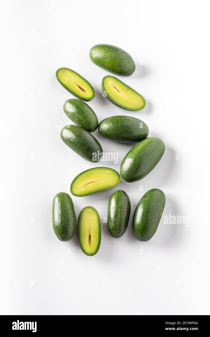 Mini-Avocado ohne Steine oder Cocktail-Avocado. Cocktail Avocado hat essbare Haut. Es wird aus unvermollten Blüten gebildet, die die Bildung des Steins verhindern und das Wachstum stoppen. Stockfoto