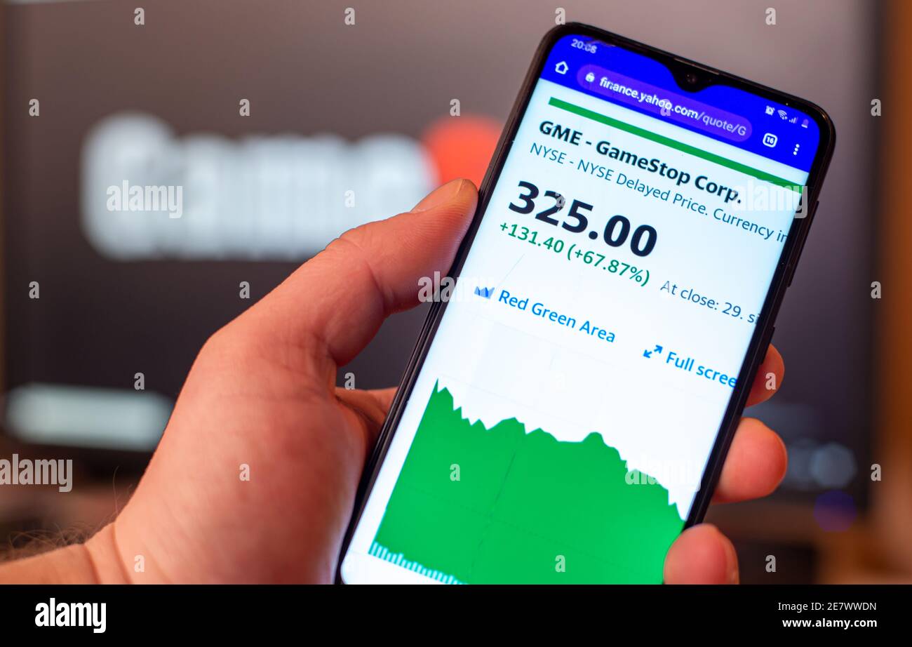 01,29.2021: GameStop corp Marktpreis auf Smartphone, Aktienhandel Stockfoto