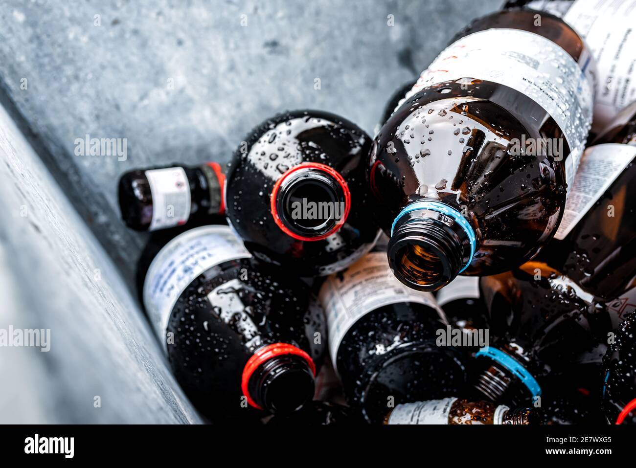 Die vielen Bernsteinglasflaschen enthalten Chemikalien und Abfälle Aus dem Labor Stockfoto