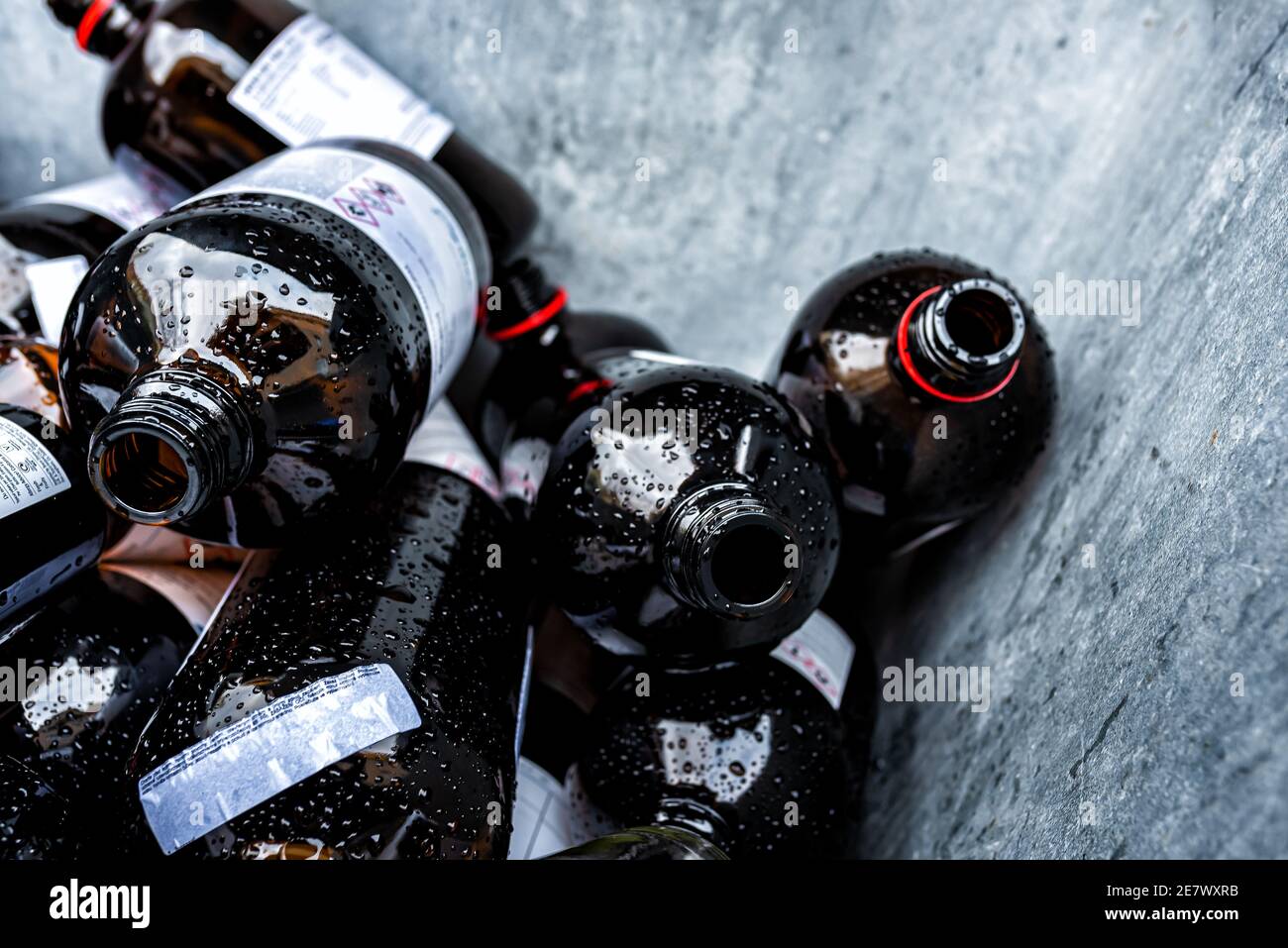 Die vielen Bernsteinglasflaschen enthalten Chemikalien und Abfälle Aus dem Labor Stockfoto