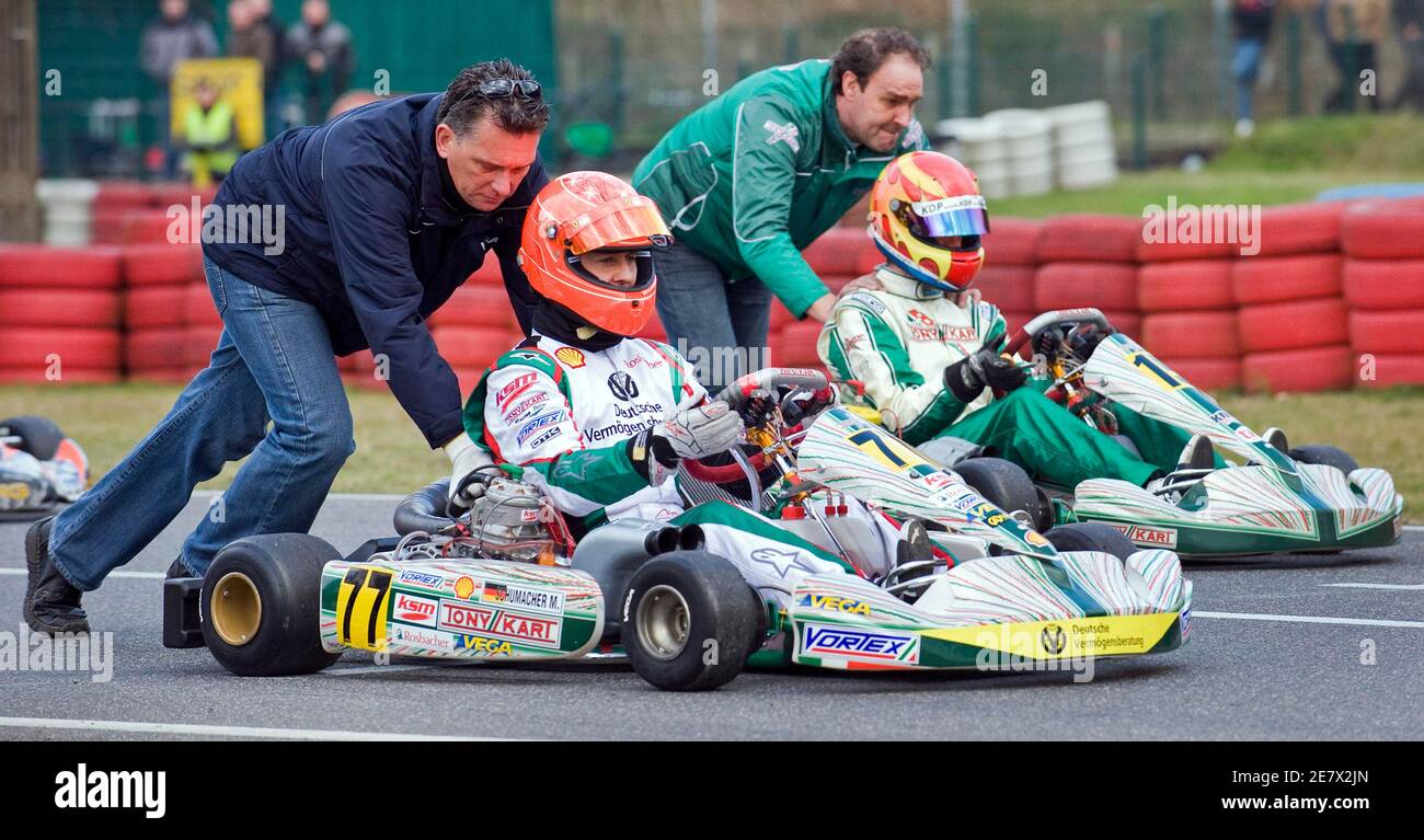 Siebenmalige Formel 1 Weltmeister Michael Schumacher Deutschland bereitet  sich auf die Fahrt in einem Kart in seiner Heimatstadt Kerpen bei Köln, 13.  Dezember 2009. Schumacher ist in der Nähe von unterzeichnen einen