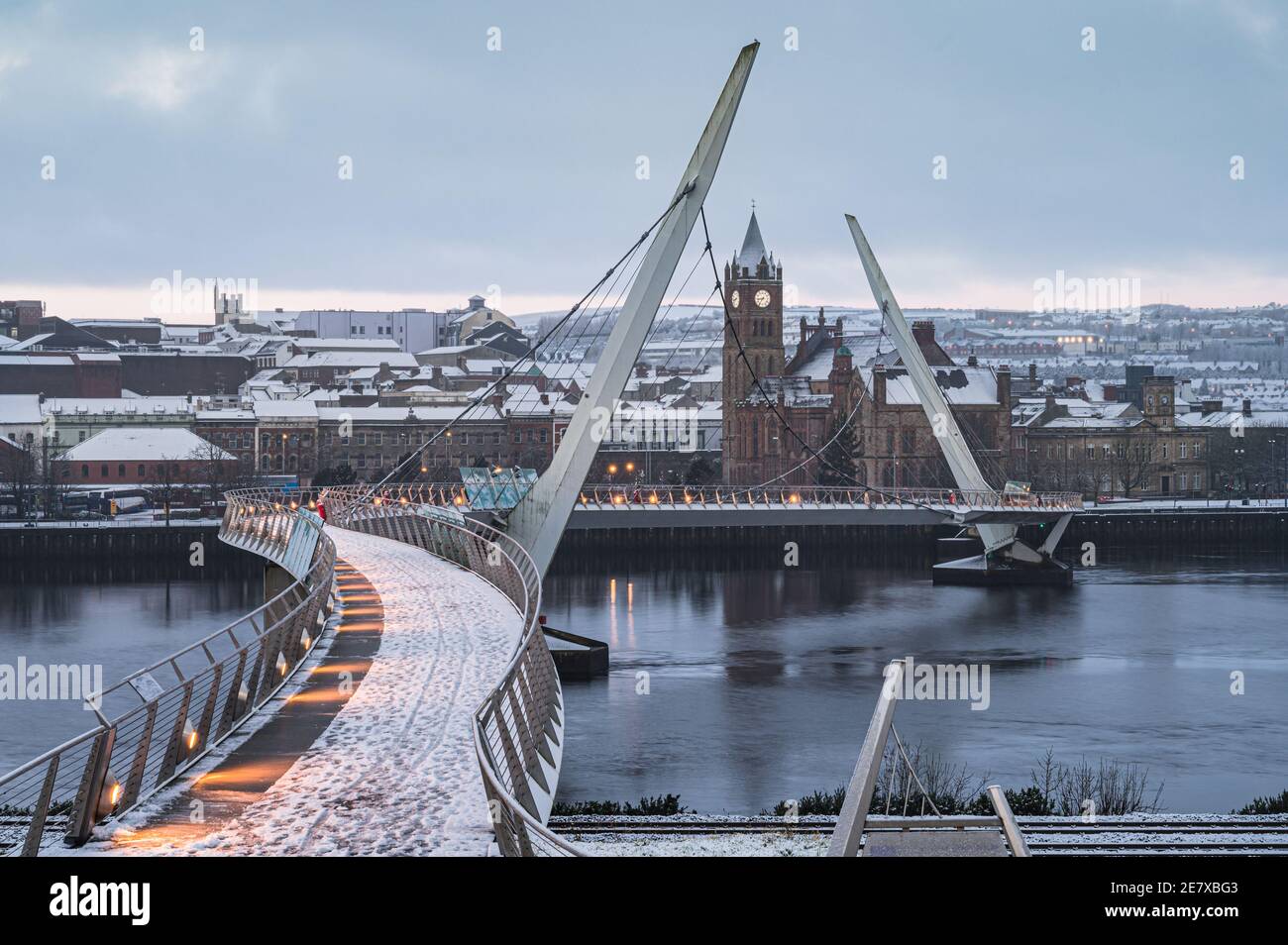 Die Friedensbrücke im verschneiten Derry, Nordirland Stockfoto