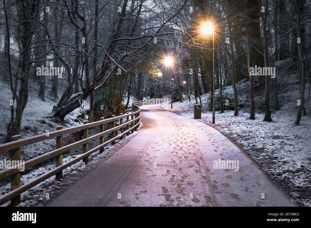 Winterwanderweg im St Columb's Park in Derry, bedeckt von leichtem Schneestaub. Stockfoto