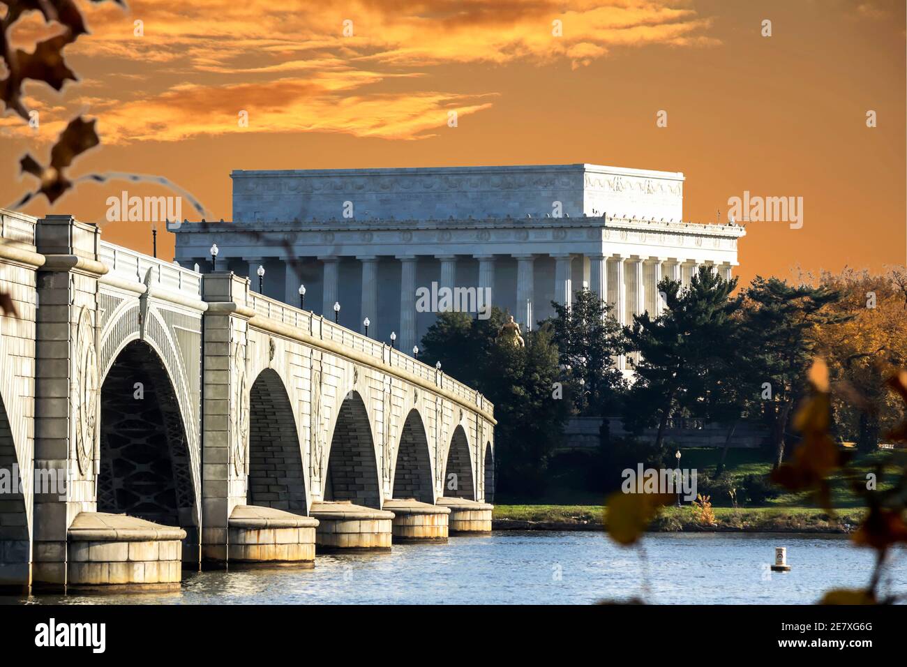 Das Lincoln Memorial und die Arlington Memorial Bridge, die sich vom Mount Vernon Trail über den Potomac River bis nach Washington DC erstrecken Stockfoto