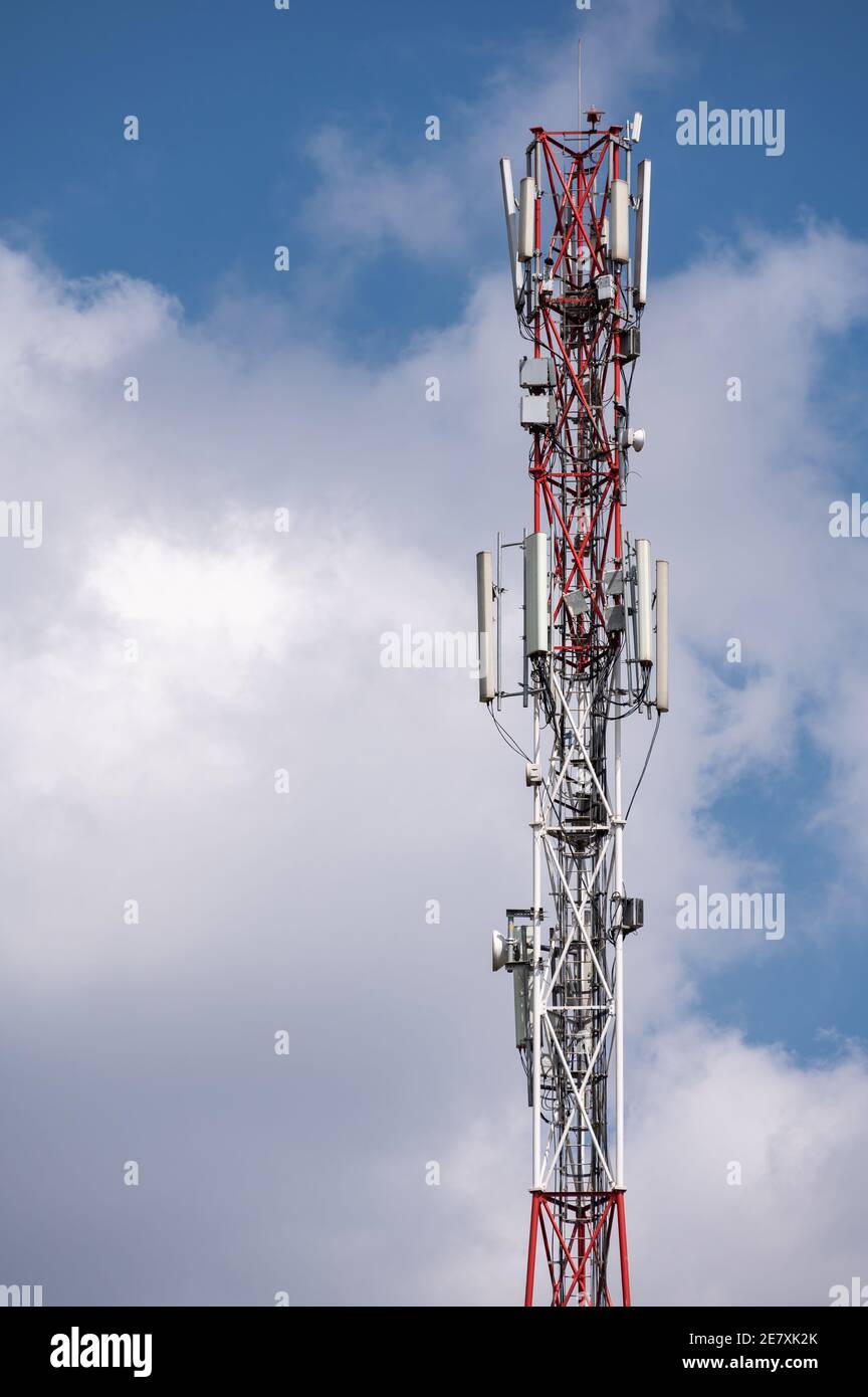 Ein Handy oder Handy Antenne Mast gegen ein Sonniger wolkiger Himmel Stockfoto