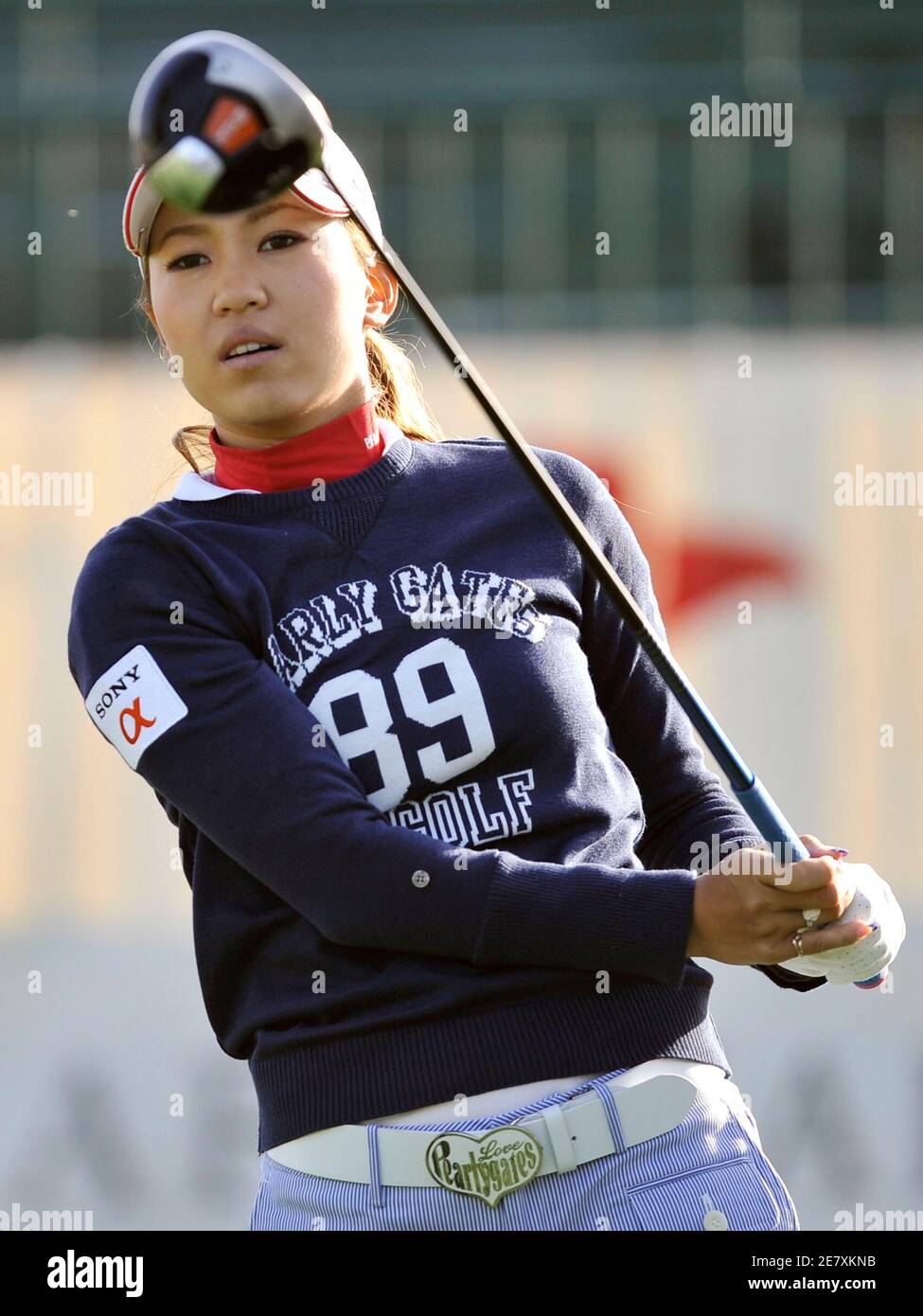 Momoko Ueda von Japan Uhren ihren Ball nach einer Fahrt von der ersten Bohrung während der dritten Runde spielen der LPGA ist Kraft Nabisco Women Golf-Meisterschaft in Rancho Mirage, Kalifornien 3. April 2010.  REUTERS/Gus Ruelas (Vereinigte Staaten - Tags: SPORT-GOLF) Stockfoto