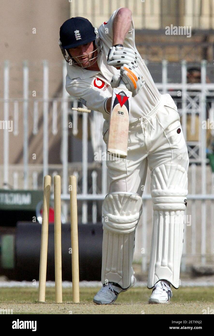 England-Schlagmann Paul Collingwood ist sauber rollte durch Pakistan Cricket Board (PCB) Patron XI Passer Najaf Shah am dritten und letzten Tag von ihrem drei-Tage-Spiel in Rawalpindi 2. November 2005. REUTERS/Faisal Mahmood Stockfoto