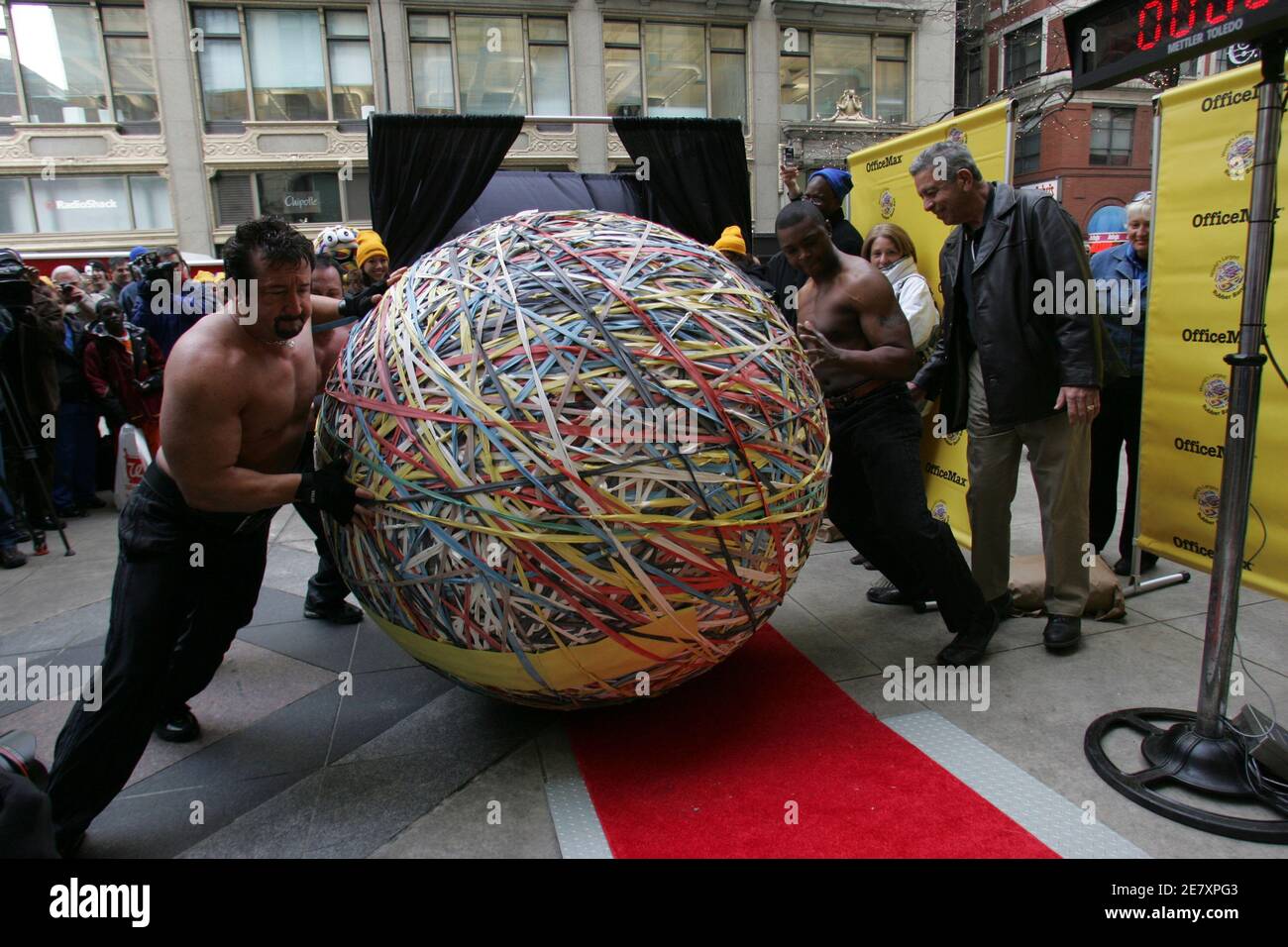 Arbeiter Rollen einen Gummiband-Ball zu einem Maßstab für die  Zertifizierung des Gewichts bei einem Guinness Book of World Records  offiziellen Wiegen in Chicago 21. November 2006. Die 4.594 Pfund (2.084 kg)  Ball