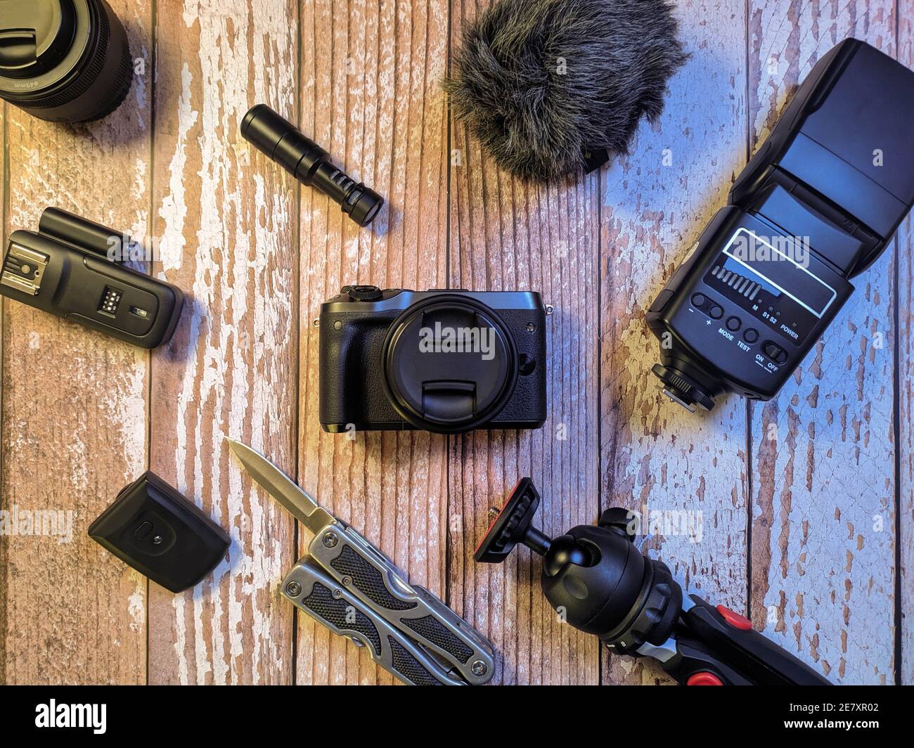 Schwarze Fotokamera und Zubehör. Hochwertige Fotos Stockfoto