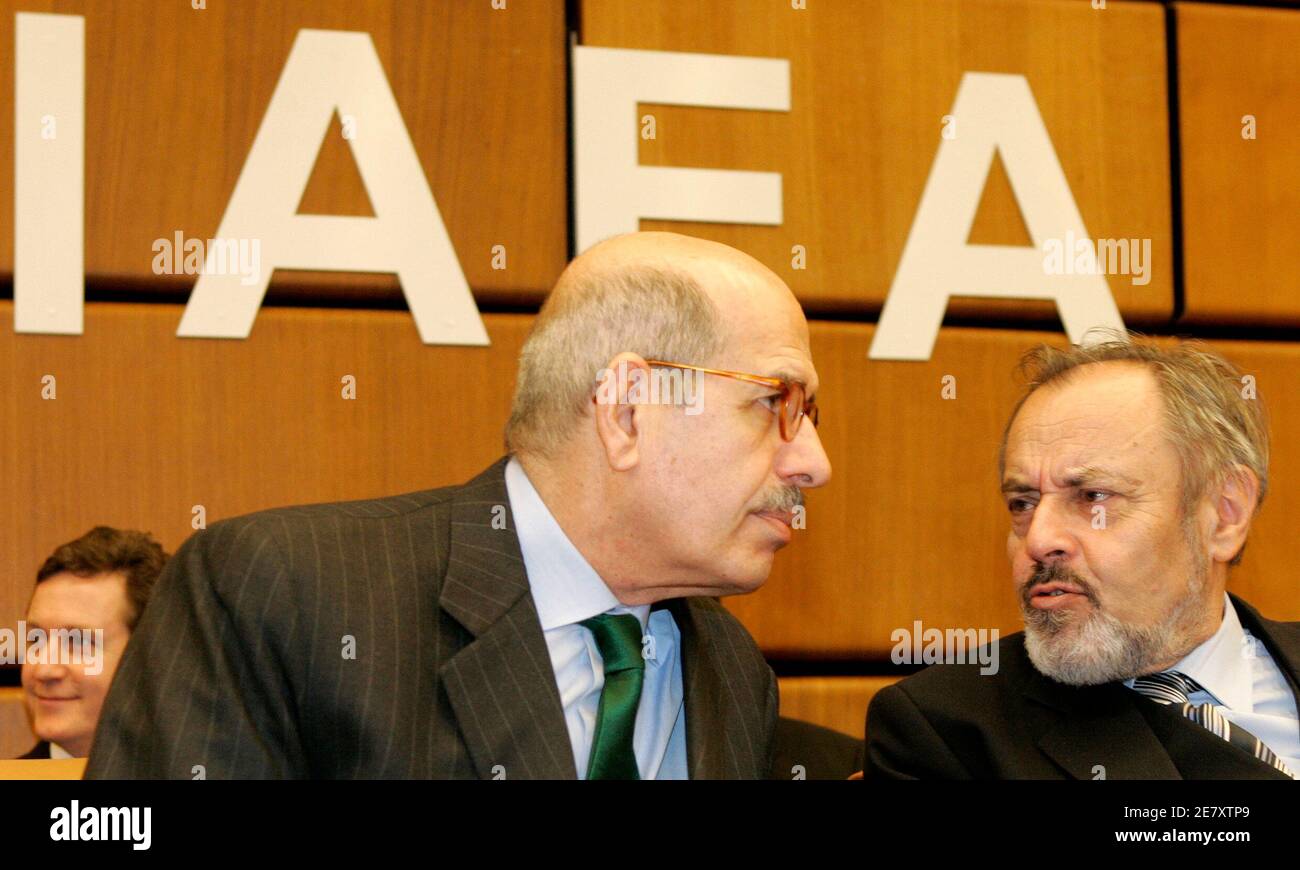 Mohamed ElBaradei, Generaldirektor der Internationalen Atomenergiebehörde (IAEA), hört zu Beginn einer Sitzung des Gouverneursrates der IAEO am 6. März 2007 den Vorsitzenden der IAEO, Ernest Petric aus Slowenien. REUTERS/Herwig Prammer (ÖSTERREICH) Stockfoto