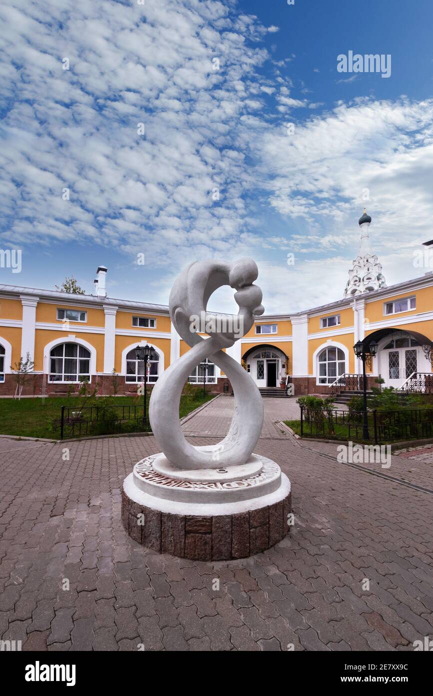 Skulptur der ewigen Liebe im Museum für Musik und Zeit, ein Symbol der Unendlichkeit. Jaroslawl, Russland, 25. Juli 2013 Stockfoto