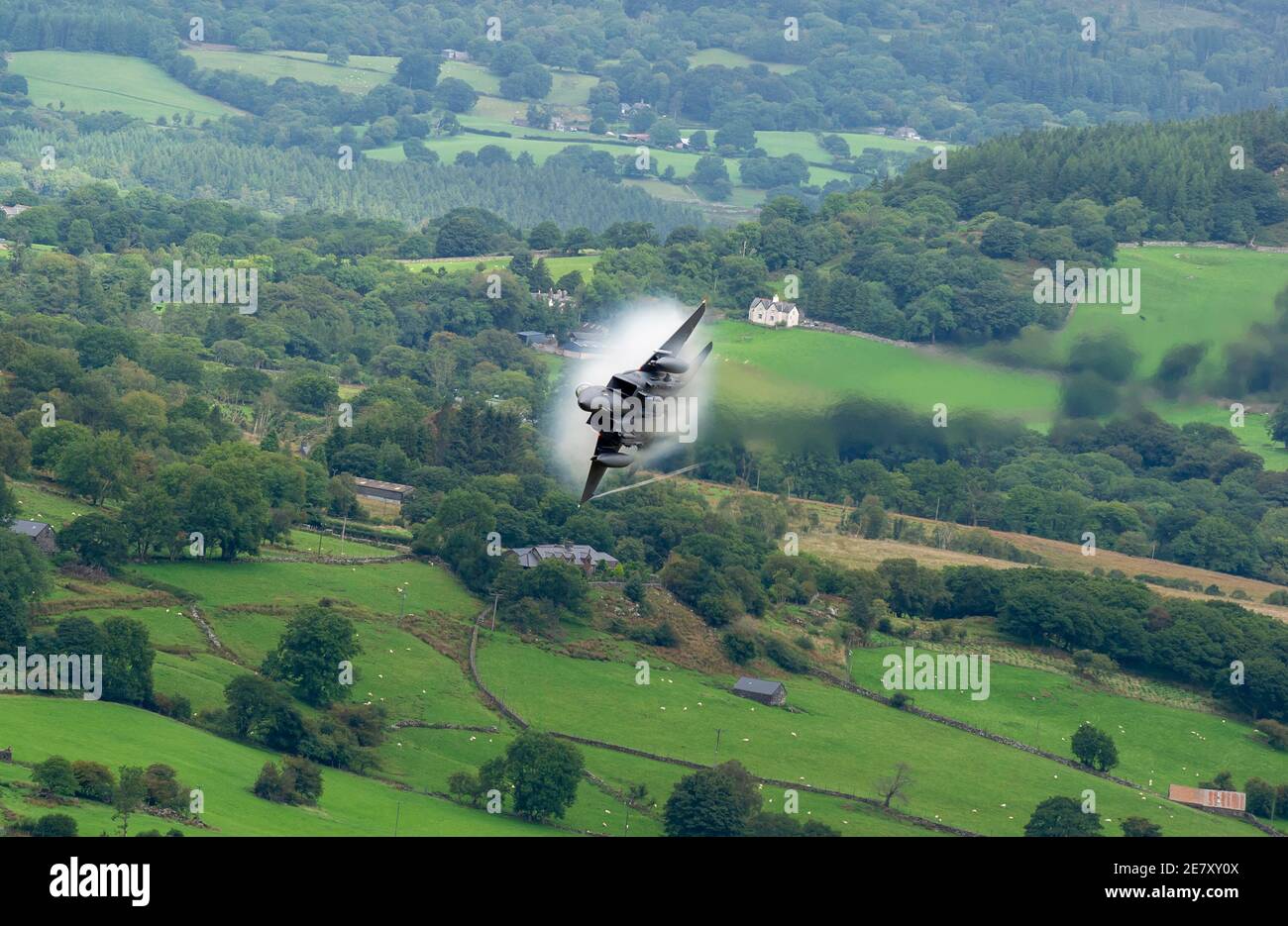 U.S. Airforce F15 mit komprimiertem Wasserdampf eine eigene Wolke schaffen, Mach Loop, Wales Stockfoto