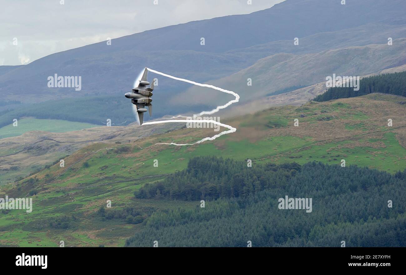 US Air Force F15 mit komprimiertem Wasserdampf aus Flügeln. Mach-Schleife Stockfoto