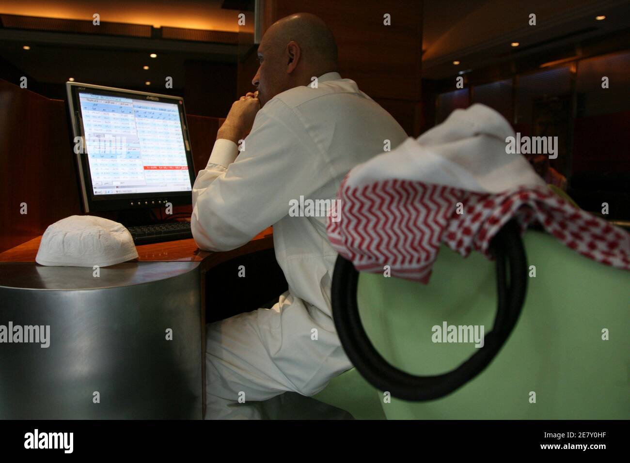 Ein saudischer Händler arbeitet bei der Saudi Investment Bank in Riad am 18. März 2008. Die saudischen Behörden hofften, dass die Förderung der Massenbeteiligung an Aktienbesitz dazu beitragen würde, den Reichtum aus dem aktuellen Ölboom zu verteilen, wenn die Weltmarktpreise steigen. Doch ein Börsencrash im Jahr 2006 und die steigende Inflation in den letzten Monaten haben bei den gewöhnlichen Saudis eine düstere Atmosphäre verbreitet. REUTERS/Fahad Shadeed (SAUDI-ARABIEN) Stockfoto