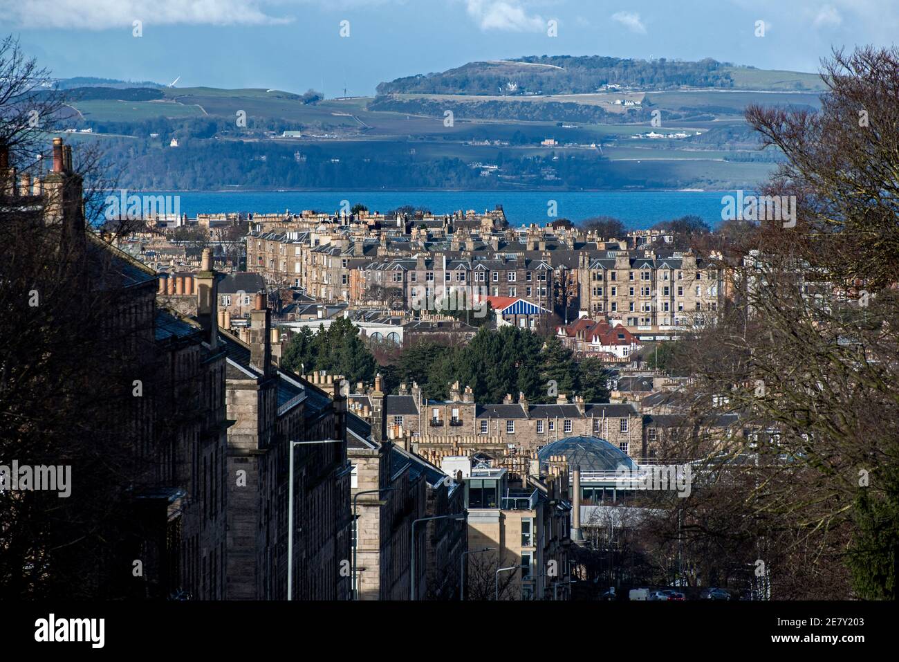 Blick von der Dundas Street auf Canonmills und Goldenacre in Edinburgh und über den Firth of Forth nach Fife. Schottland, Großbritannien. Stockfoto