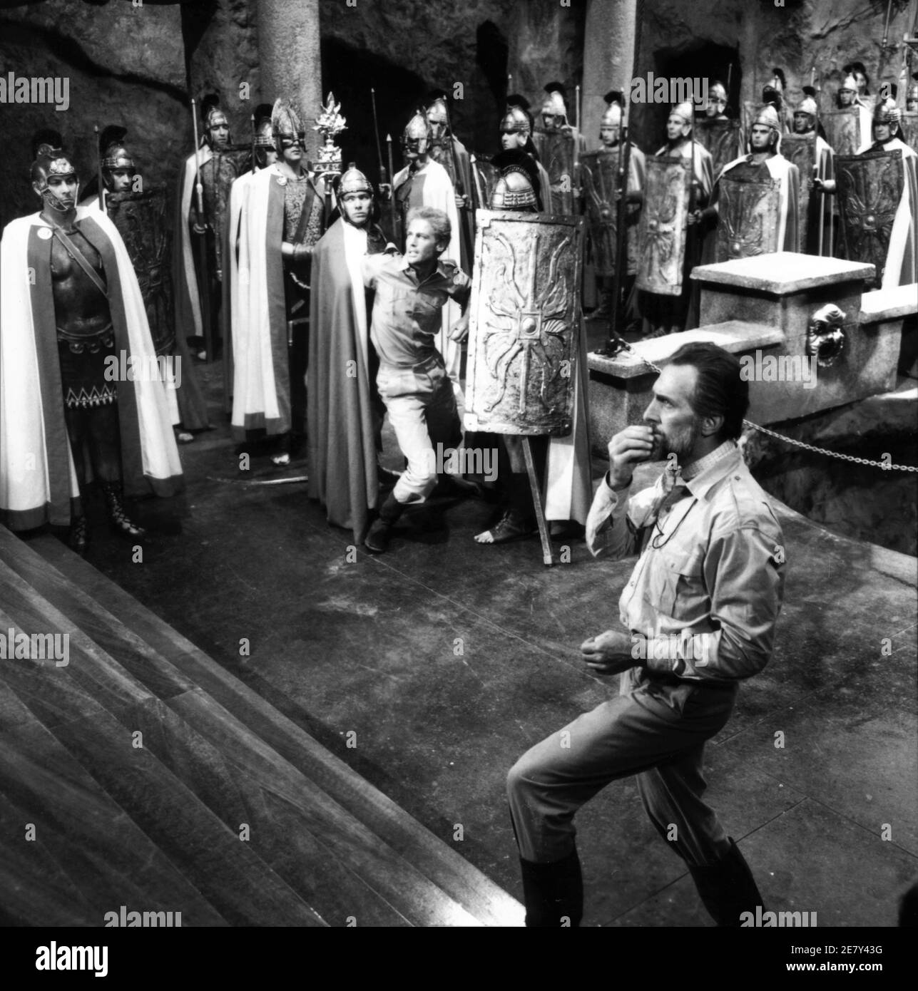 JOHN RICHARDSON und PETER CUSHING in SHE 1965 Regisseur ROBERT DAY nach dem Roman von H. Rider Haggard Hammer Films / Warner - Pathe Distributors Stockfoto