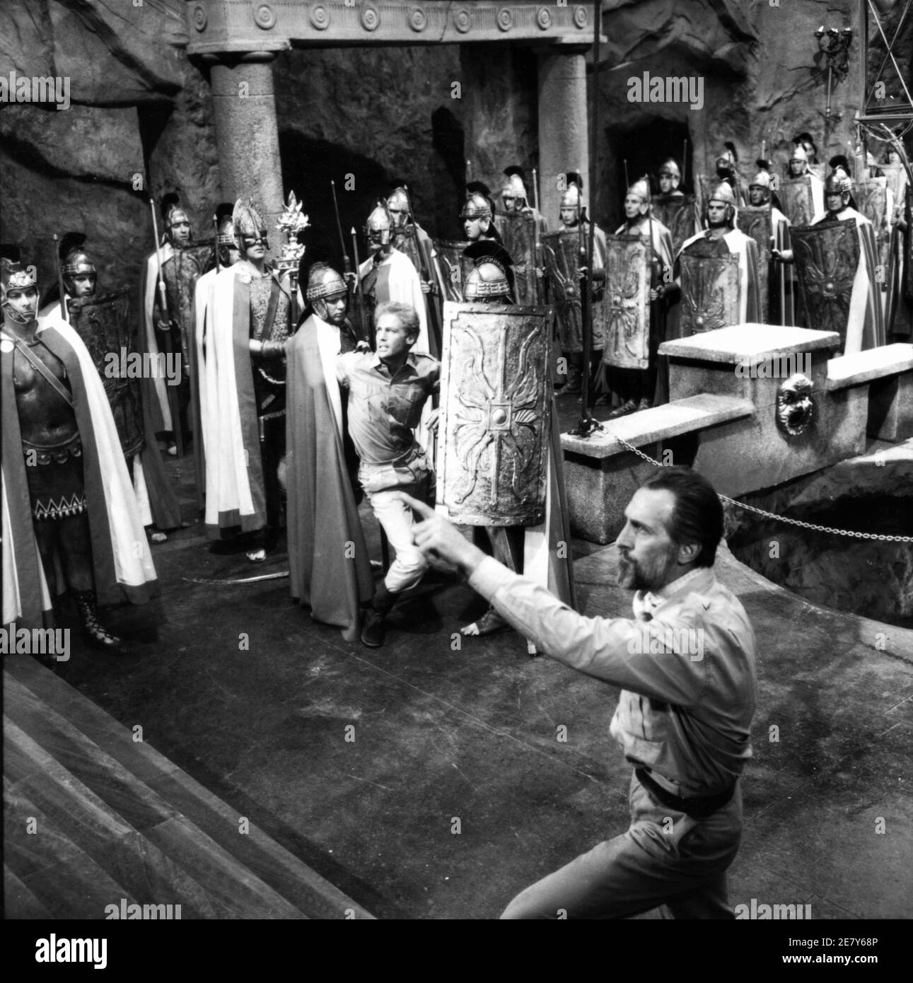 JOHN RICHARDSON und PETER CUSHING in SHE 1965 Regisseur ROBERT DAY nach dem Roman von H. Rider Haggard Hammer Films / Warner - Pathe Distributors Stockfoto