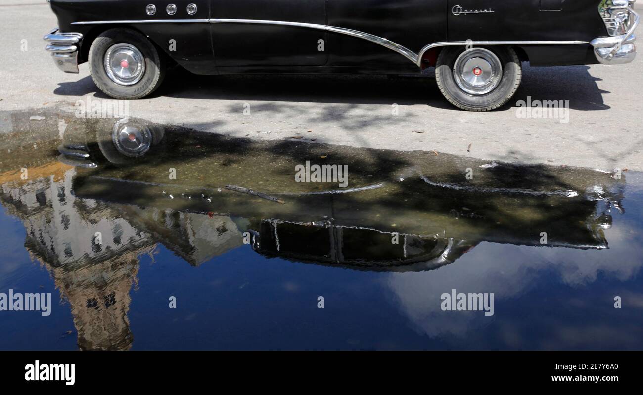 Ein 1955 Buick Auto spiegelt sich in einer Pfütze in Havanna, 19. April 2010.  REUTERS/Desmond Boylan (Kuba - Tags: Gesellschaft Verkehr Bilder des Tages) Stockfoto