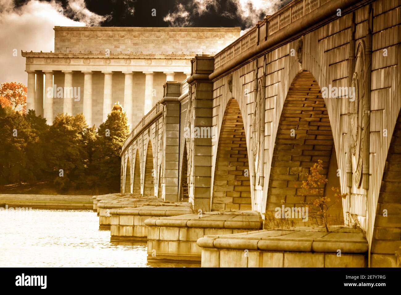 Das Lincoln Memorial und die Arlington Memorial Bridge, die sich vom Mount Vernon Trail über den Potomac River bis nach Washington DC erstrecken Stockfoto