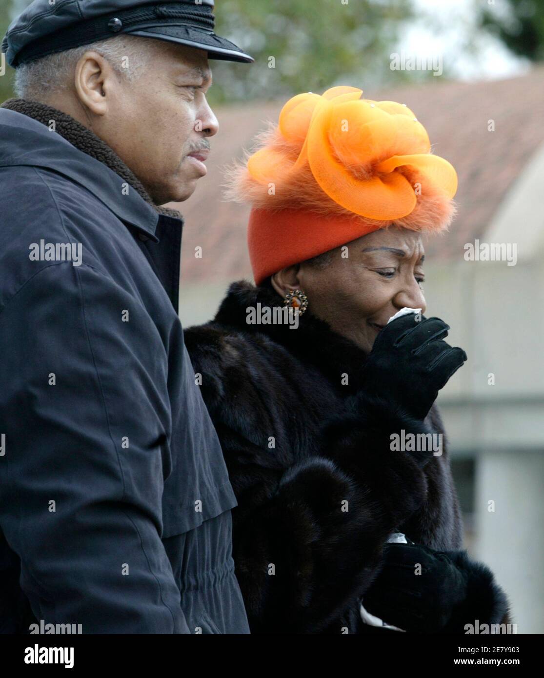 Christine King Farris R Schwester Des Ermordeten Burgerrechtlers Martin Luther King Jr Wischt Die Tranen Neben Ehemann Issac Farris Sr Bei Der Einweihung Des Neuen Konigs Krypta Im King Center In Atlanta