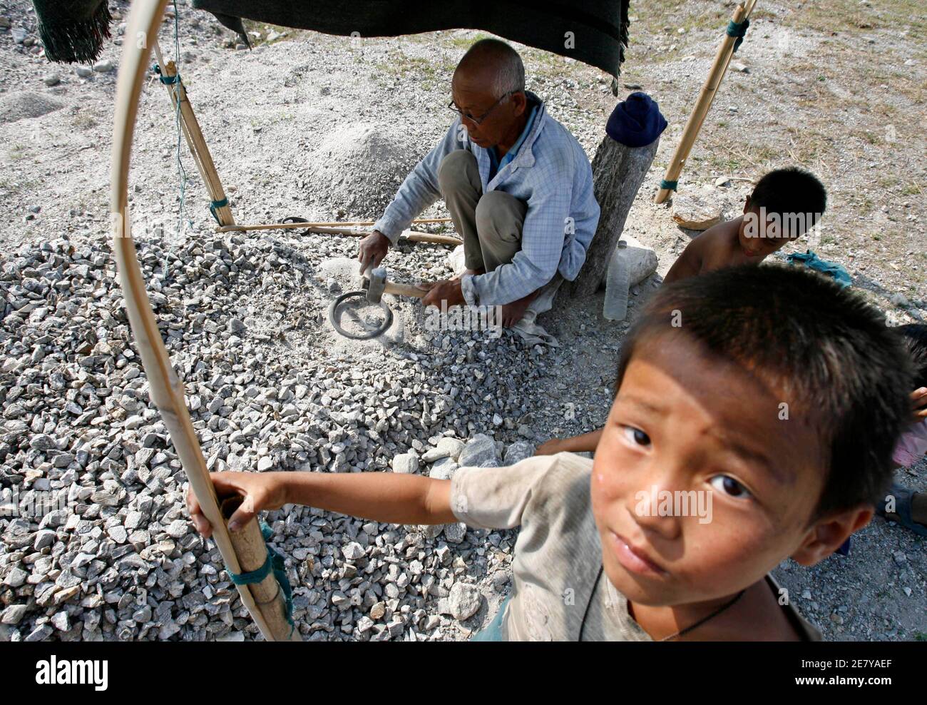 Bhutanische Flüchtlinge arbeiten im Flüchtlingslager Timai in Nepal am 15. April 2007. Während sich das isolierte Himalaya-Königreich Bhutan auf historische Wahlen vorbereitet, appellieren viele der 100,000 Flüchtlinge, die außerhalb des Landes schmachten, für die Chance, zurückzukehren und teilzunehmen. Bild aufgenommen am 15. April 2007. REUTERS/Desmond Boylan (NEPAL) Stockfoto
