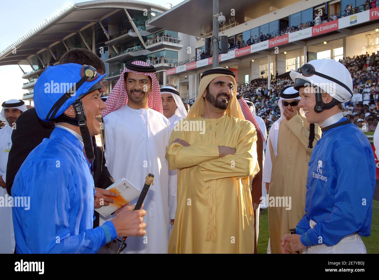 Dubais Herrscher Scheich Mohammed bin Rashed Al Maktoum spricht mit dem