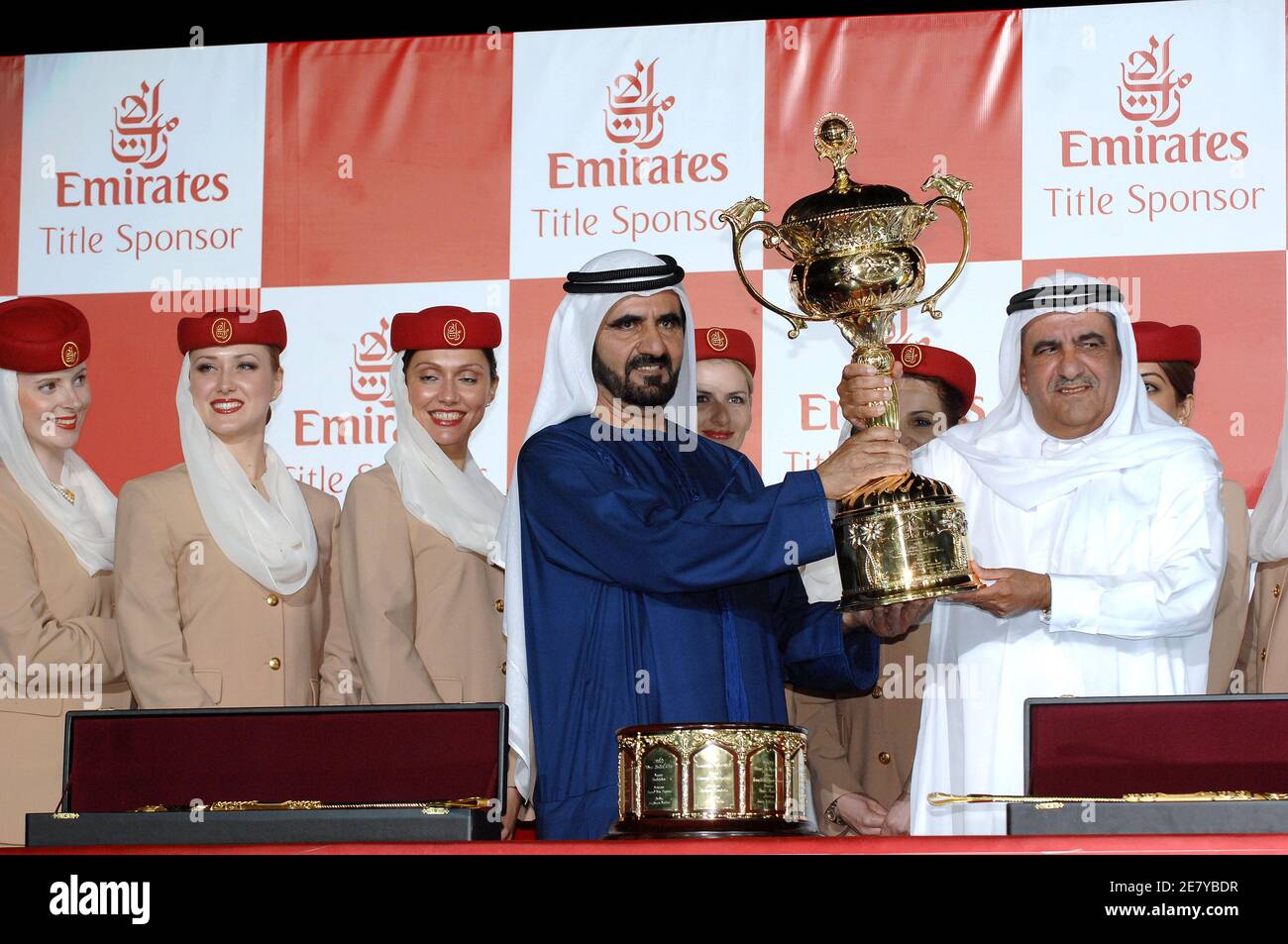 Dubais Herrscher Scheich Mohammed bin Rashed Al Maktoum übergibt die "Dubai World Cup" an seinen Bruder Scheich Hamdan, dessen Pferd "Invason" am 31. März 2007 in Dubai, Vereinigte Arabische Emirate, das "reichste Pferderennen der Welt" gewann. Foto von Ammar Abd Rabbo/ABACAPRESS.COM Stockfoto