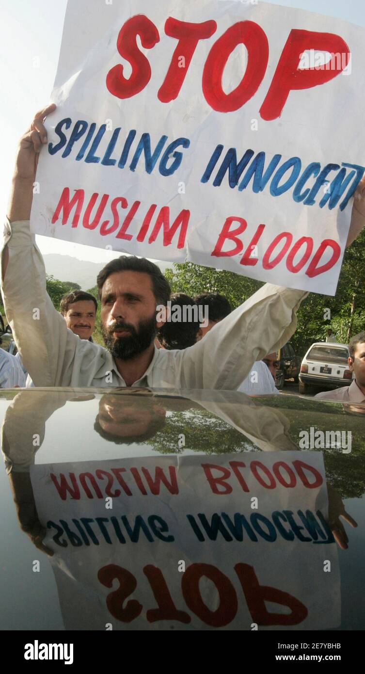 Ein Befürworter der pakistanischen Cricketspieler wandte sich Politiker Imran Khan hält ein Plakat in eine Anti-Regierungs-Proteste in Islamabad 12. September 2007. Khan am Mittwoch kurz nach der Ankunft auf einem Inlandsflug, eine Anti-Regierungs-Kampagne zu starten aus der Stadt Karachi vertrieben wurde, sagte ein Regierungsbeamter.   REUTERS/Faisal Mahmood (PAKISTAN) Stockfoto