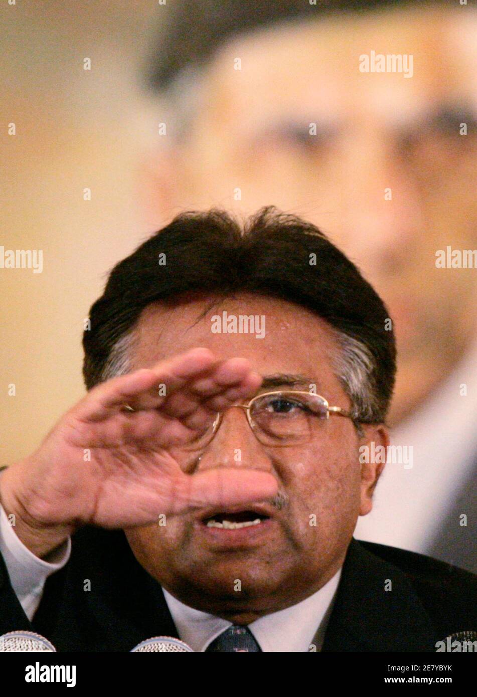 Pakistans Präsident Pervez Musharraf Gesten während einer Pressekonferenz in Islamabad 11. November 2007. Musharraf, sagte unter dem Druck von Rivalen und westlichen Verbündeten Pakistan zurück auf dem Weg zu Demokratie, setzen am Sonntag die Parlamentswahlen Anfang nächsten Jahres stattfinden würde. REUTERS/Faisal Mahmood (PAKISTAN) Stockfoto
