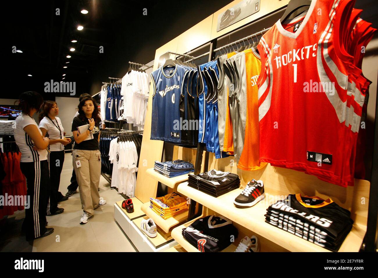 Chinesische Mitarbeiter überprüfen die Anzeige in der neuen und weltweit größte Adidas Brand Center Store in Peking 3. Juli 2008. Adidas wird die weltweit größte Adidas Store mit einer Größe 3.170