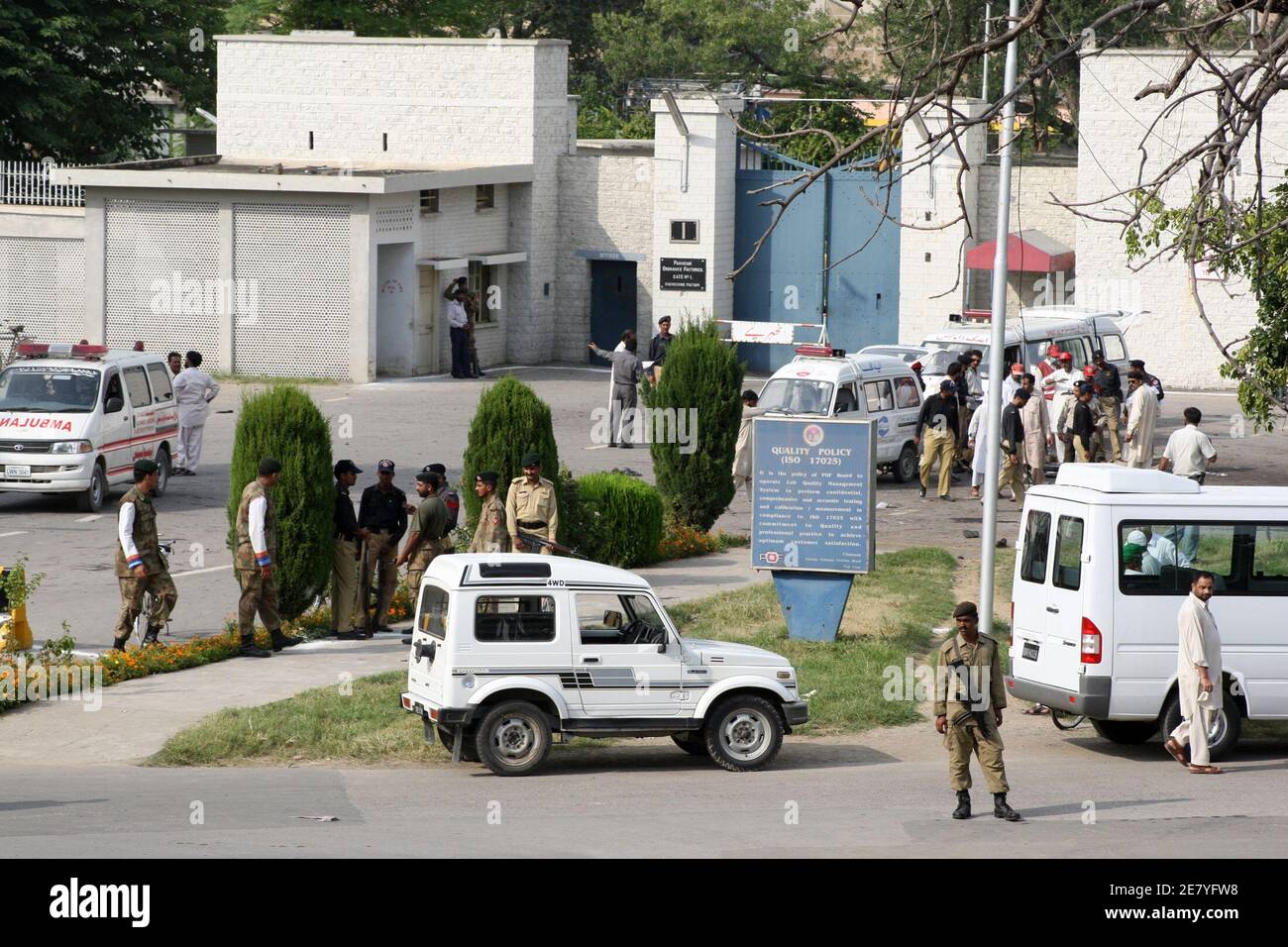 Pakistanische Sicherheitskräfte untersuchen die Website von einem Selbstmordattentat an einem Tor von Pakistans Verordnung Fabrik in Wah, eine Garnison Stadt etwa 30 km (20 Meilen) nordwestlich von Islamabad 21. August 2008. Zwei Selbstmordattentäter blies sich außerhalb Pakistans Haupt Verteidigung-Industrie-Komplexes am Donnerstag als Arbeitnehmer am Ende ihrer Schicht gingen fast 40 Menschen getötet, Polizei sagte.    REUTERS/Faisal Mahmood (PAKISTAN) Stockfoto