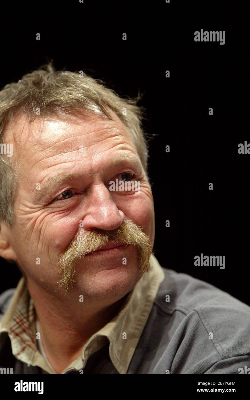 Der französische Bauernführer und Kandidat für die bevorstehenden Präsidentschaftswahlen Jose Bove hält am 3. April 2007 ein politisches Treffen im Theater Jean Arp in Clamart bei Paris ab. Foto von Bernard Bisson/ABACAPRESS.COM Stockfoto