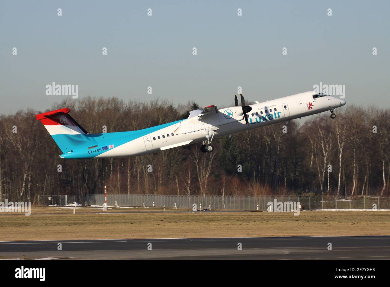 Luxair Bombardier Dash 8 Q400 mit Registrierung LX-LGH gerade am Hamburger Flughafen. Stockfoto