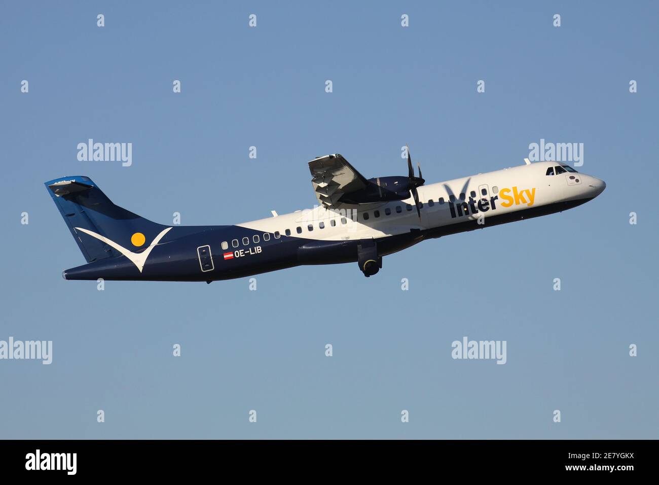 Austrian InterSky ATR 72 mit Registrierung OE-LIB gerade am Hamburg Airport in Luft. Stockfoto