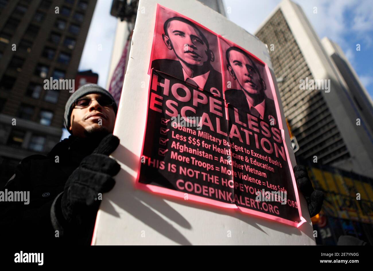 Daniel Velez, 29, der Bronx, protestiert gegen US-Präsident Barack Obama den Friedensnobelpreis in New York City 10. Dezember 2009 Akzeptanz. REUTERS/Jessica Rinaldi (Vereinigte Staaten-Politik-Konflikt) Stockfoto
