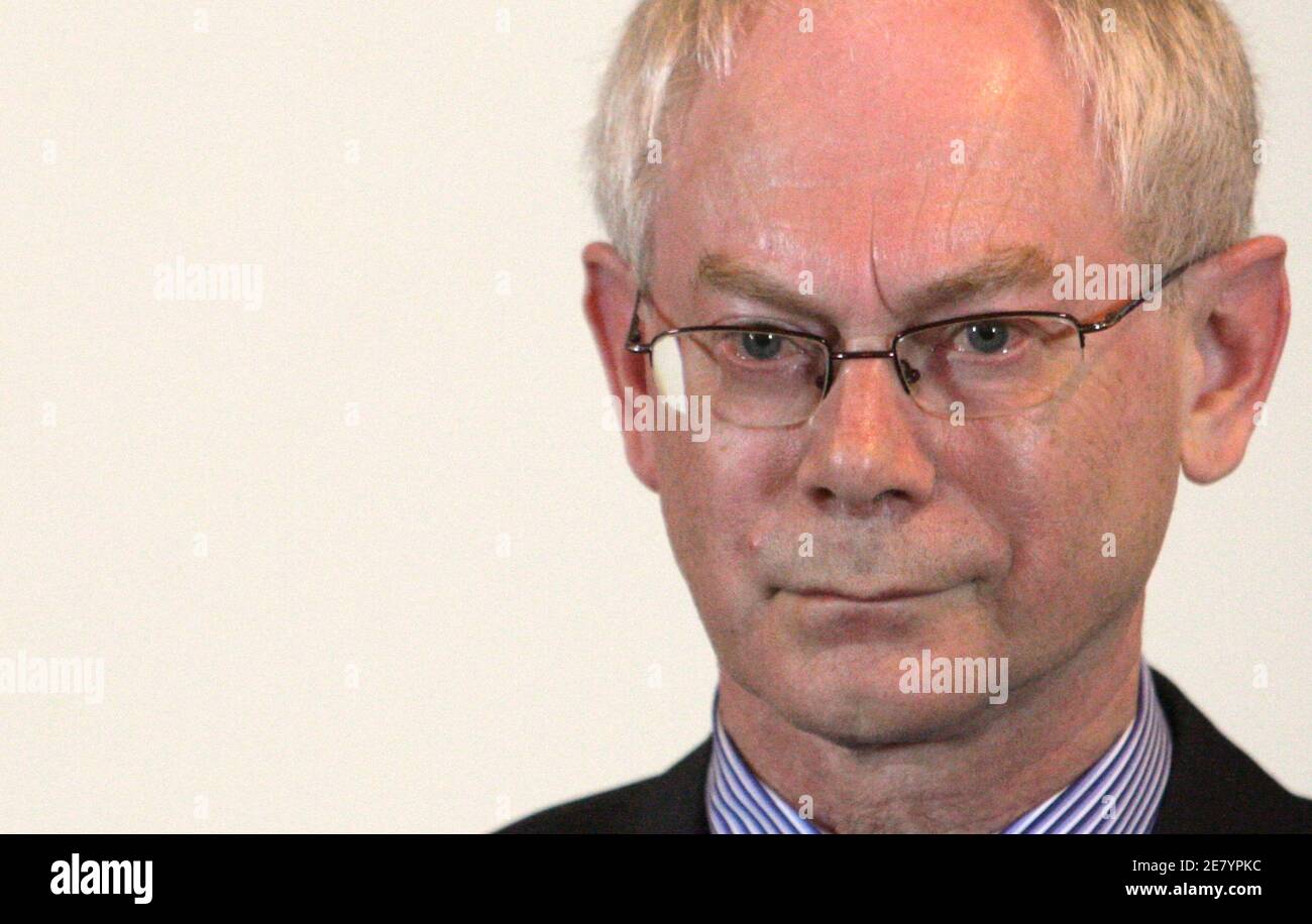 Präsident des Europäischen Rates Herman Van Rompuy hört ein Journalist Frage während einer Pressekonferenz in Wien 6. April 2010.   REUTERS/Herwig Prammer (Österreich - Tags: Politik Kopfschuss) Stockfoto