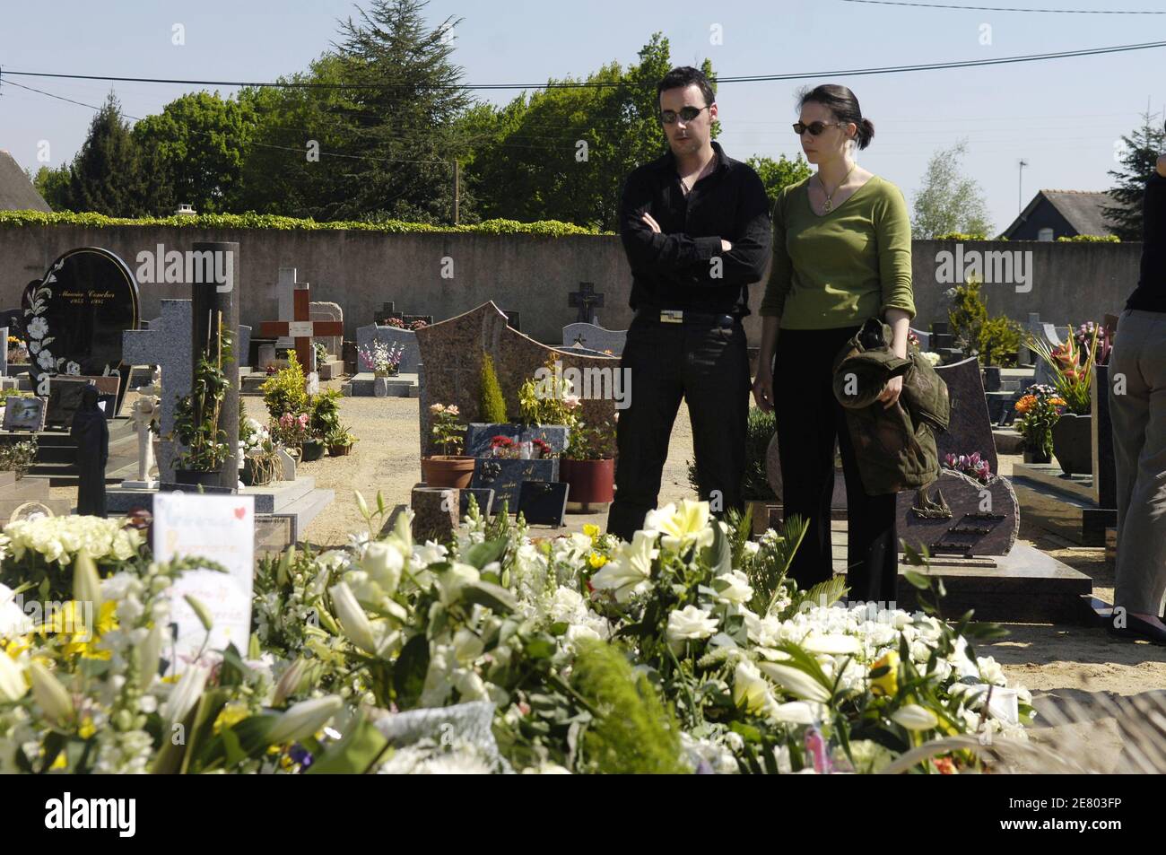 EXKLUSIV. Sophie Gravauds Freund Regis Lamarche und seine Schwester Rachel respektieren Sophies Grab am 19. April 2007 auf dem Friedhof von Treilleres bei Nantes, Westfrankreich. Gravaud verschwand aus einem Supermarkt Parkhaus und wurde tot aufgefunden April 13, entlang einer kleinen Straße im Süden von Nantes. Foto von Jules Motte/ABACAPRESS.COM Stockfoto