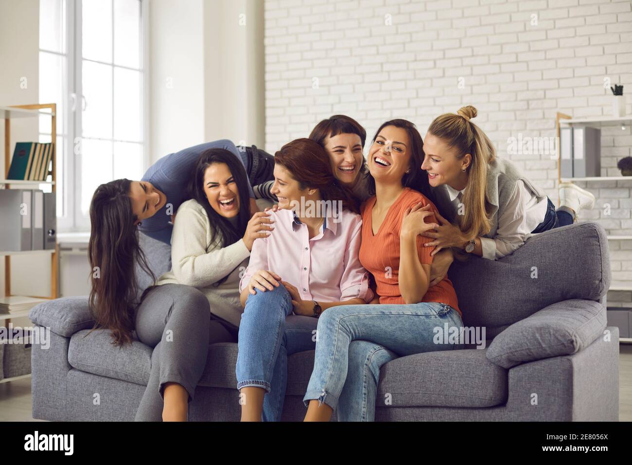 Gruppe von glücklichen positiven jungen Frauen, die Spaß haben, während der Ausgaben Gemeinsame Freizeit Stockfoto