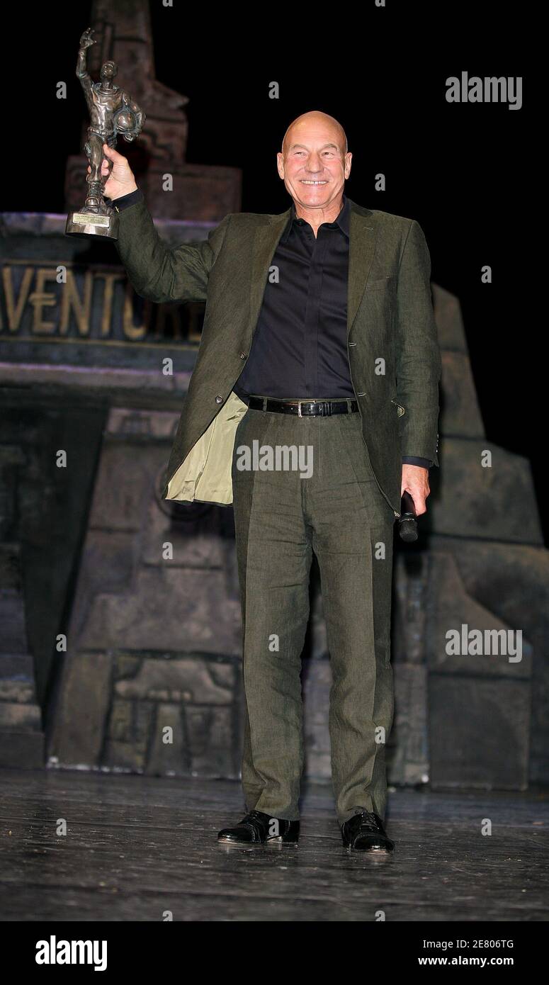 Der britische Schauspieler Patrick Stewart erhält am 21. April 2007 während der Abschlussfeier des Jules Verne Adventures Film Festivals im Grand Rex Theater in Paris, Frankreich, einen Preis für seine Leistung. Foto von Denis Guignebourg/ABACAPRESS.COM Stockfoto