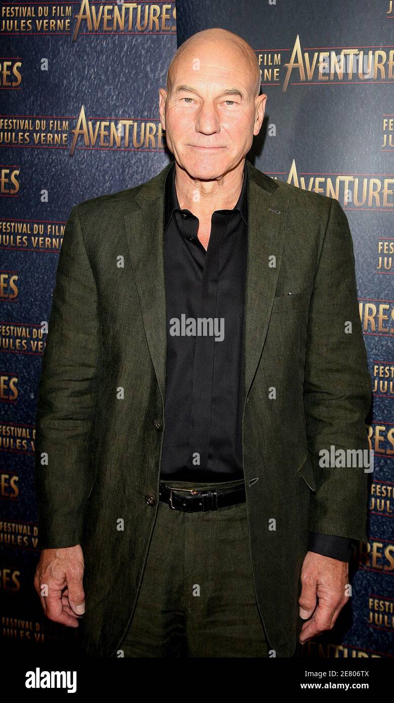 Der britische Schauspieler Patrick Stewart erhält am 21. April 2007 während der Abschlussfeier des Jules Verne Adventures Film Festivals im Grand Rex Theater in Paris, Frankreich, einen Preis für seine Leistung. Foto von Denis Guignebourg/ABACAPRESS.COM Stockfoto