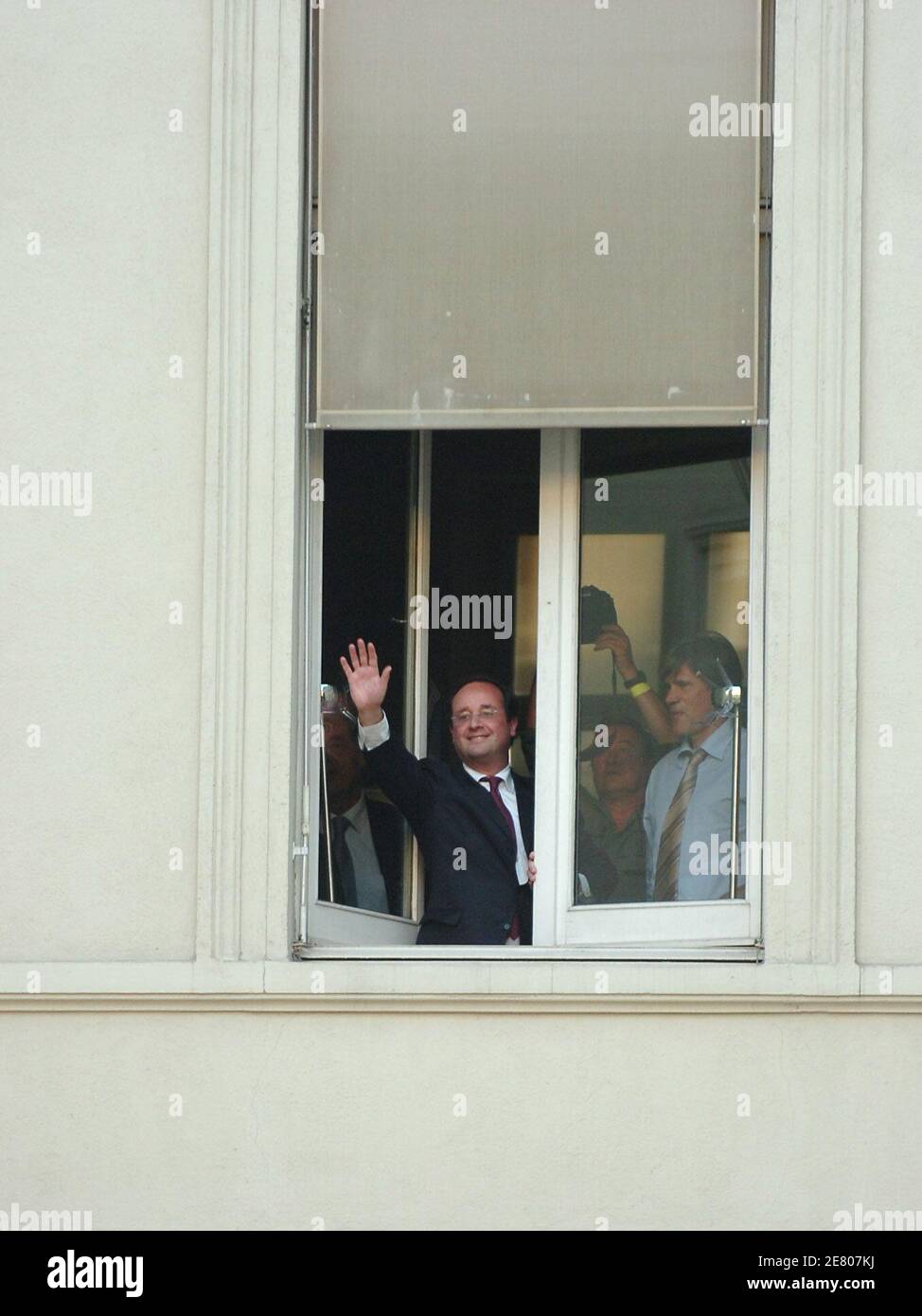 Der erste sozialistische Sekretär Francois Hollande winkt am 22. April 2007, nach der ersten Runde der Präsidentschaftswahlen, in der Rue de Solferino in Paris, Frankreich, die Menge am Hauptsitz von Segolene Royal. Der konservative Staatschef Nicolas Sarkozy beendete die erste Runde der französischen Präsidentschaftswahl am Sonntag und wird am 6. Mai in einer Stichwahl mit dem sozialistischen Rivalen Segolene Royal zusammentreffen, wie die ersten Ergebnisse zeigten. Mit mehr als der Hälfte der Stimmen zählte Sarkozy mehr als 30 Prozent der Stimmen, Royal war auf fast 25 Prozent Zweiter und der Zentrumler Francois Bayrou auf 18 Prozent Dritter. Far-Rig Stockfoto