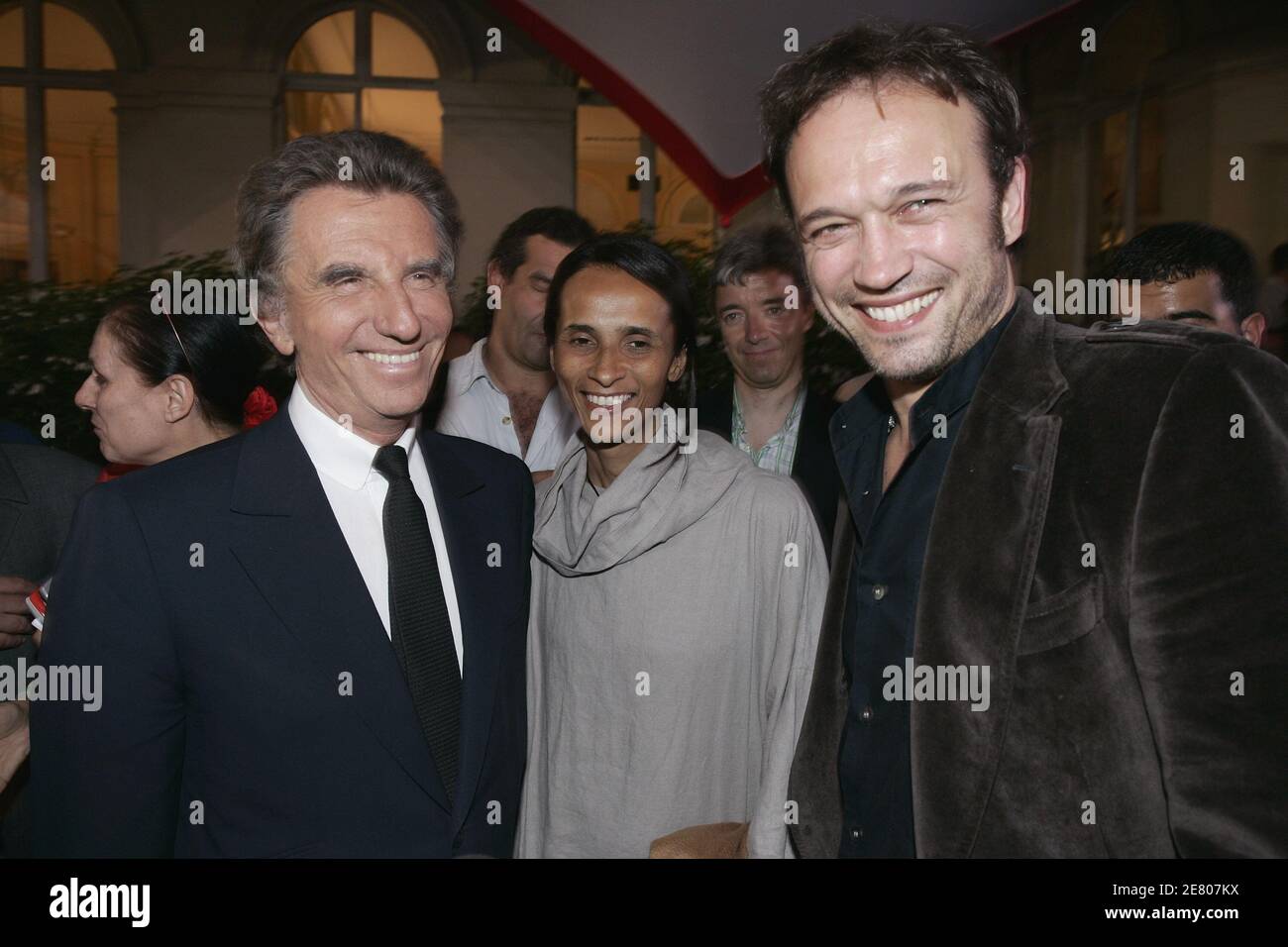 Jack lang (L) mit dem Schauspieler Vincent Perez und seiner Frau Karine Sylla sind nach der ersten Runde der Präsidentschaftswahlen am 22. April 2007 in der Zentrale von Segolene Royal in der Rue de Solferino in Paris, Frankreich, zu sehen. Der konservative Staatschef Nicolas Sarkozy beendete die erste Runde der französischen Präsidentschaftswahl am Sonntag und wird am 6. Mai in einer Stichwahl mit dem sozialistischen Rivalen Segolene Royal zusammentreffen, wie die ersten Ergebnisse zeigten. Mit mehr als der Hälfte der Stimmen zählte Sarkozy mehr als 30 Prozent der Stimmen, Royal war auf fast 25 Prozent Zweiter und der Zentrumist Francois Bayrou auf 18 pe Dritter Stockfoto