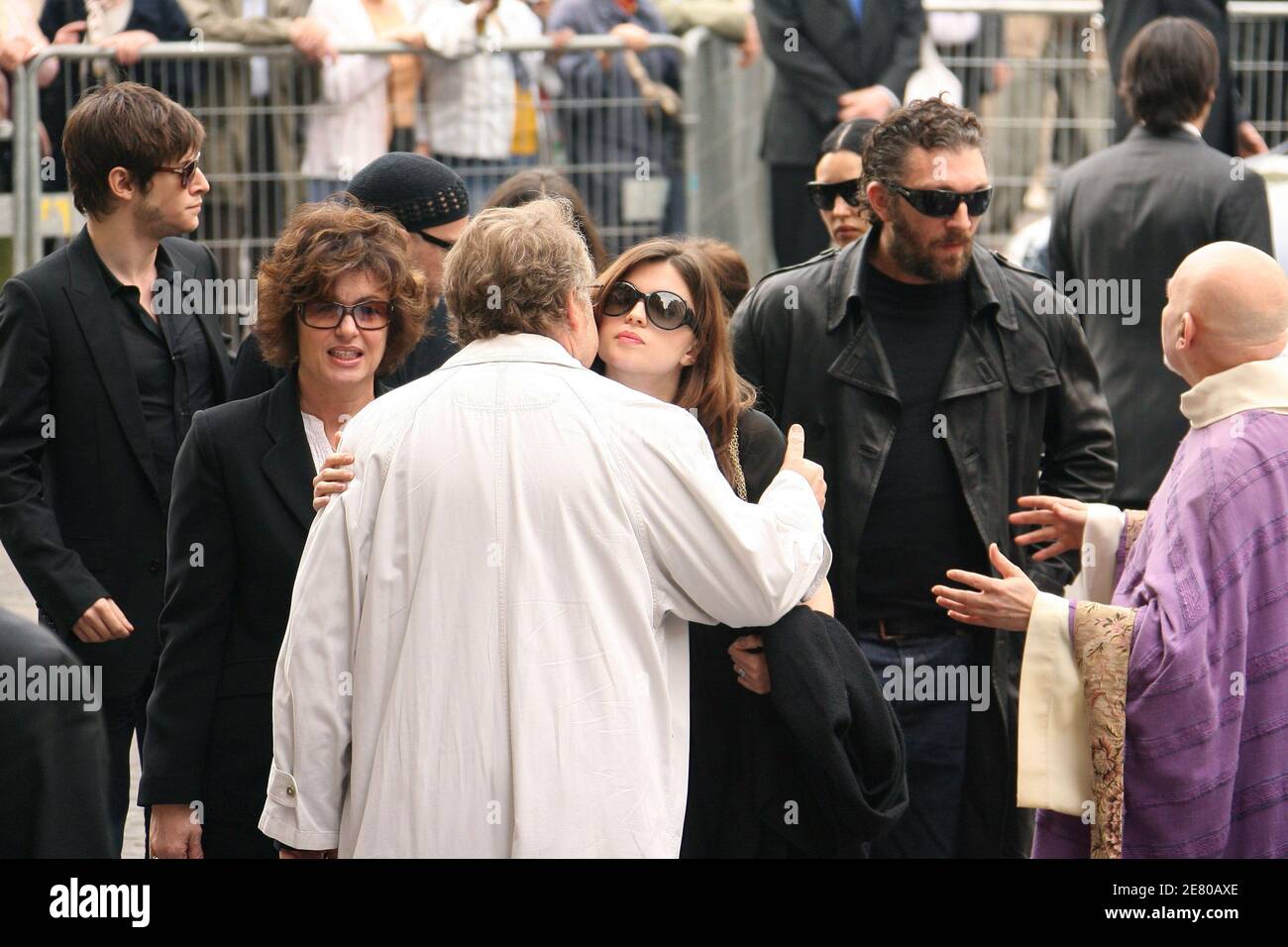 Anne Und Cecile Cassel Gaspard Ulliel Monica Bellucci Und Vincent Cassel Verlassen Am 26 April 2007 Den Trauergottesdienst Fur Den Franzosischen Schauspieler Jean Pierre Cassel In Der Kirche Saint Eustache In Paris Cassel Starb