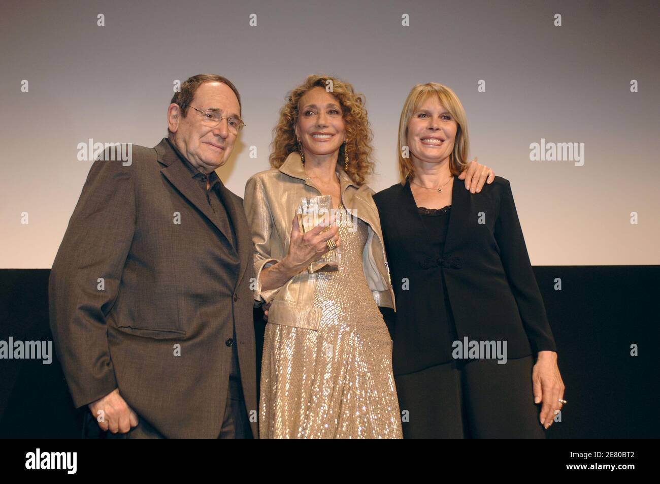 Robert Hossein, Marisa Berenson und Candice Patou nehmen am 26,2007. April an der Eröffnung des "Festival International Cinema Costume et Mode" in Paris Teil. Foto von Giancarlo Gorassini/ABACAPRESS.COM Stockfoto