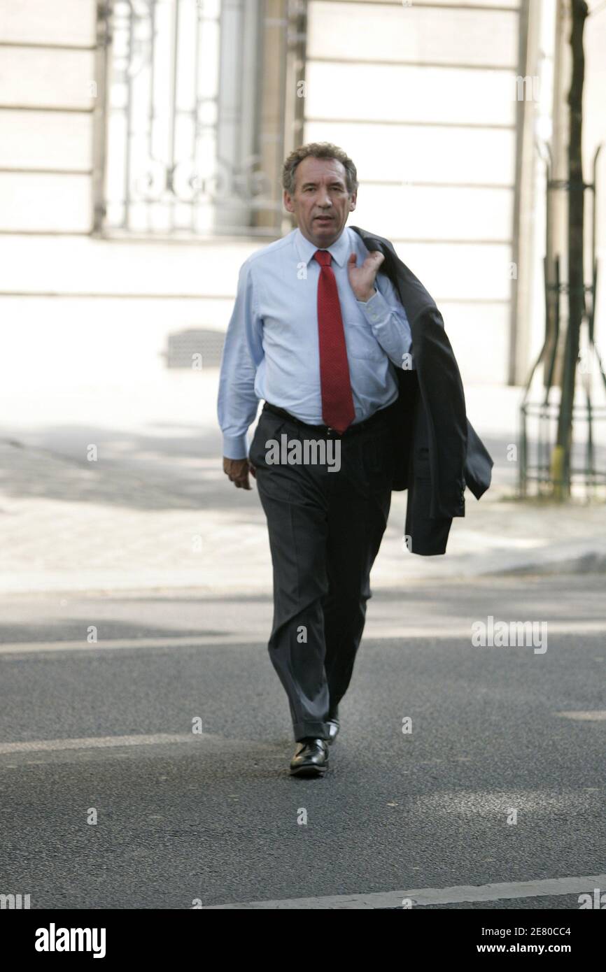 UDF-Chef Francois Bayrou, der im April 22 in der ersten Runde mit 18.57 Prozent der Stimmen den dritten Platz belegte, verlässt am 27. April 2007 seinen Hauptsitz zum Mittagessen in Paris, Frankreich. Foto von Corentin Fohlen/ABACAPRESS.COM Stockfoto